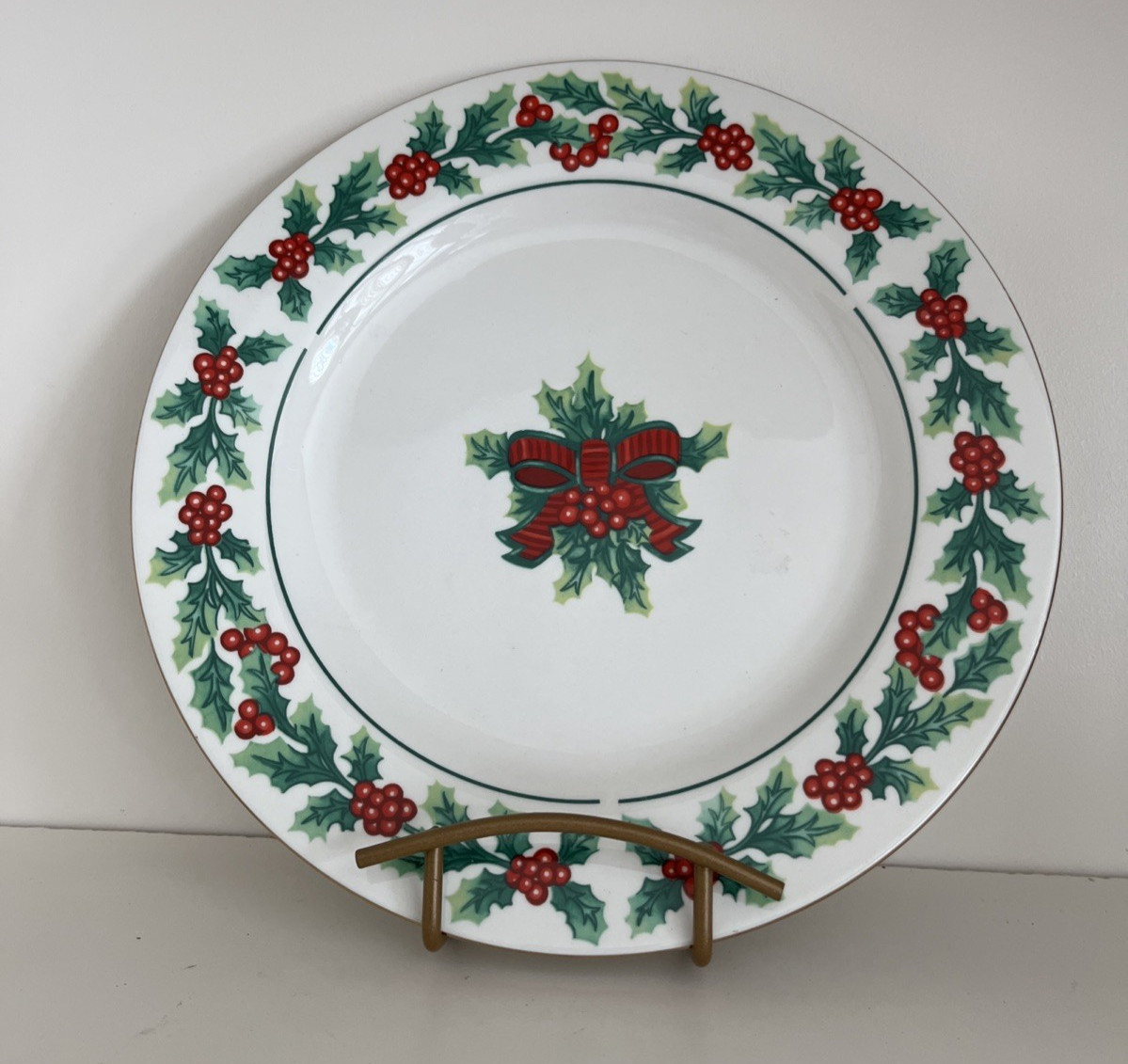Gibson Christmas 10.5" Dinner Plate Holly Berries Wreaths Green Red Bow Holiday