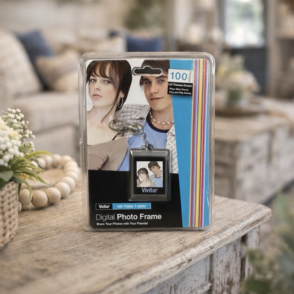 Vivitar Digital Photo Frame Keychain 1.5" LCD 100 Photos USB Rechargeable NIB
