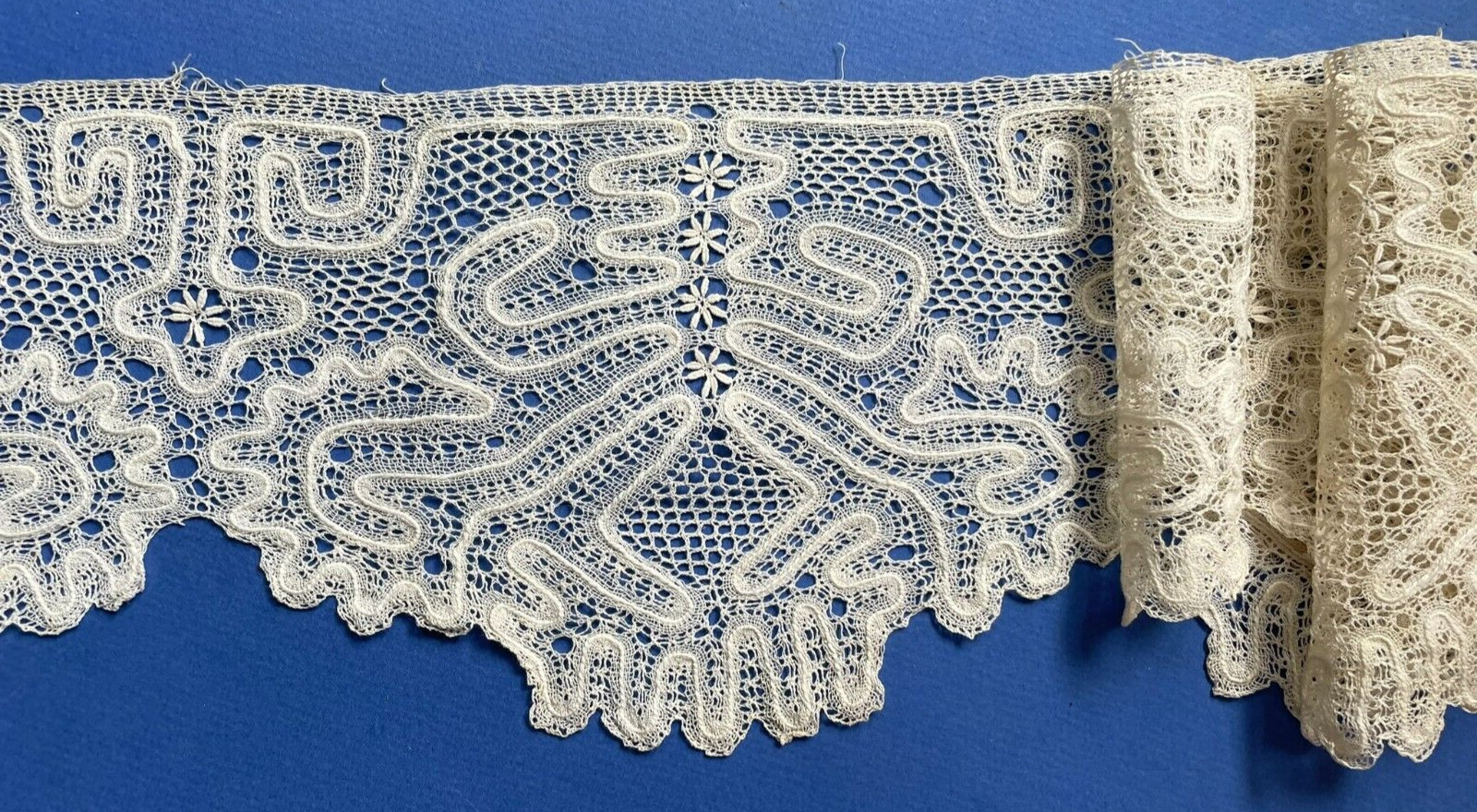SUPERB bobbin lace ruffle - 19th century