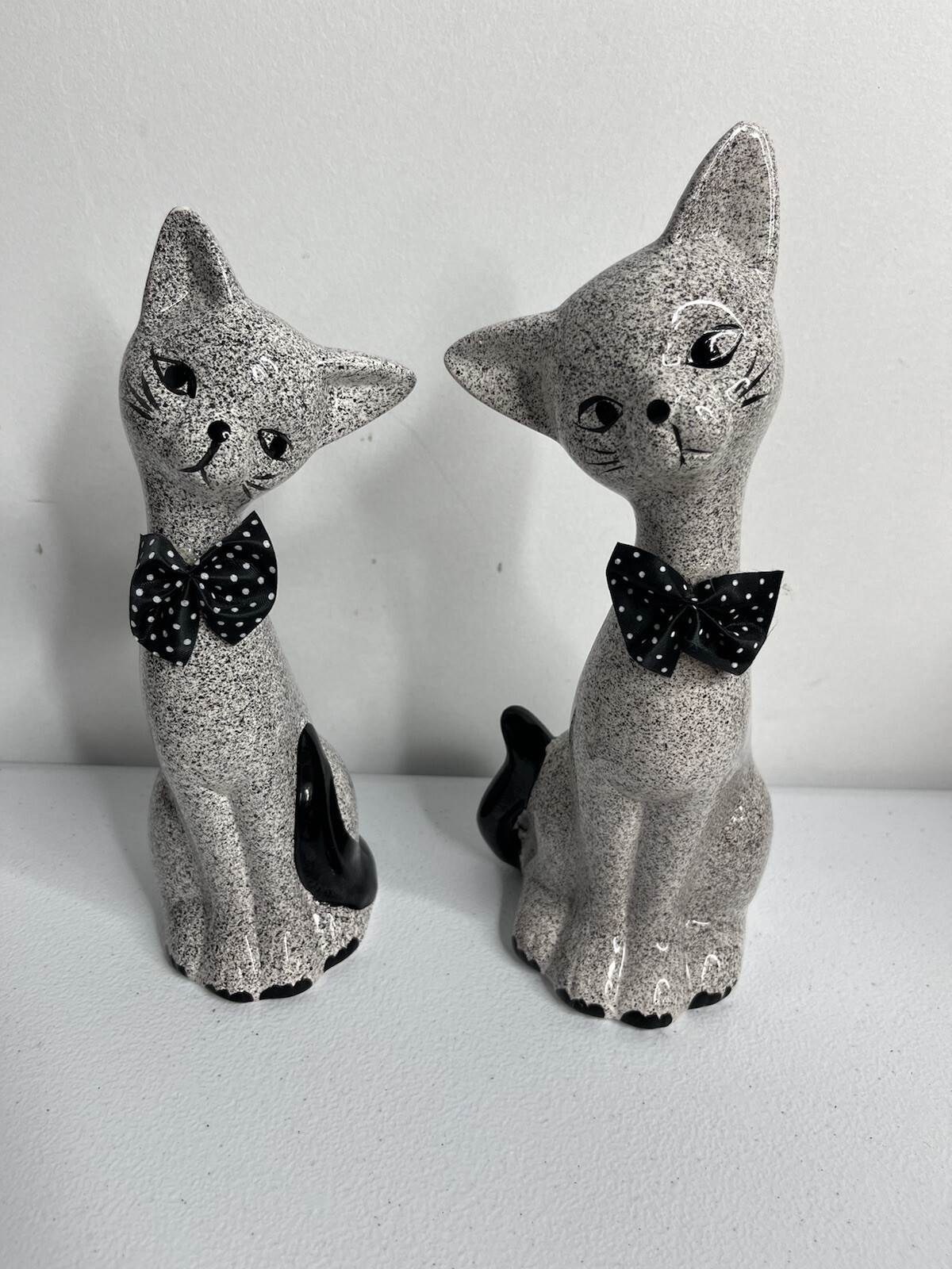 Vtg Pair Of Ceramic Speckled Siamese Cat W/ Bows Statue Figure Set Of 2