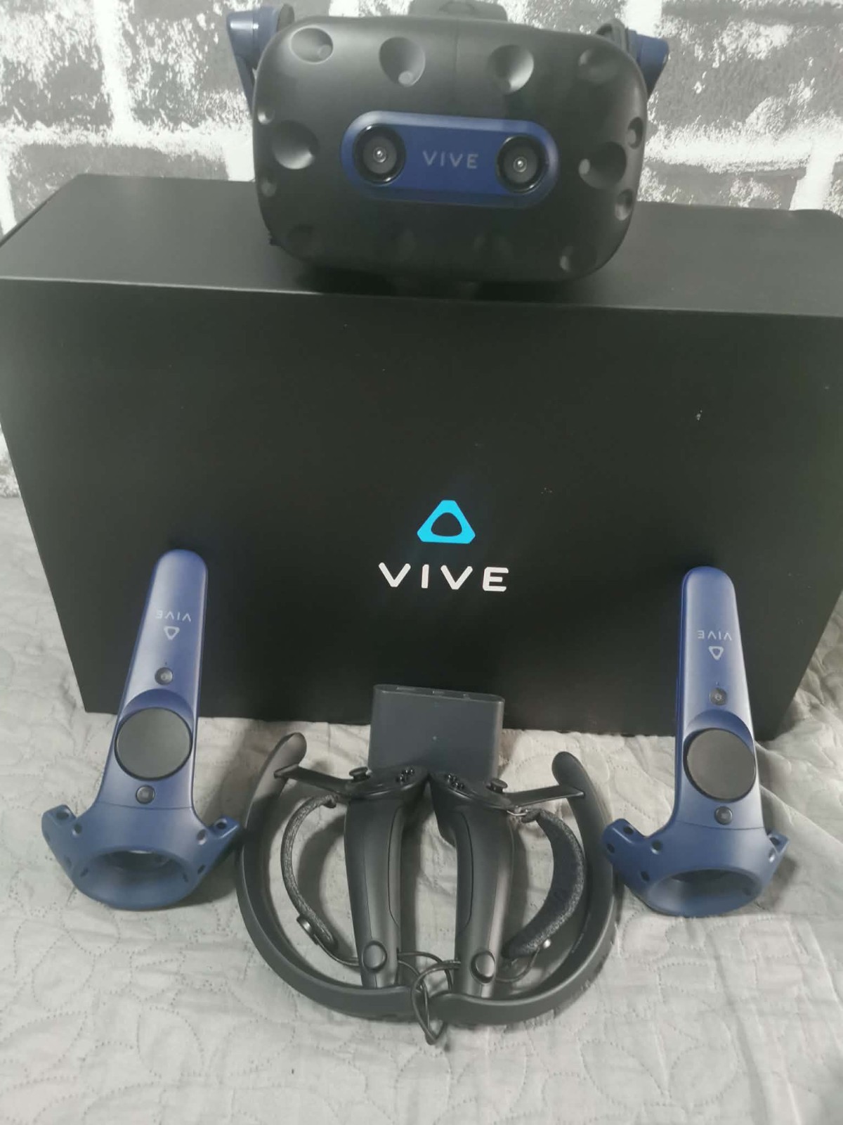 HTC Vive Pro 2 VR Headset + Valve Index Knuckles Controllers,Excellent Condition