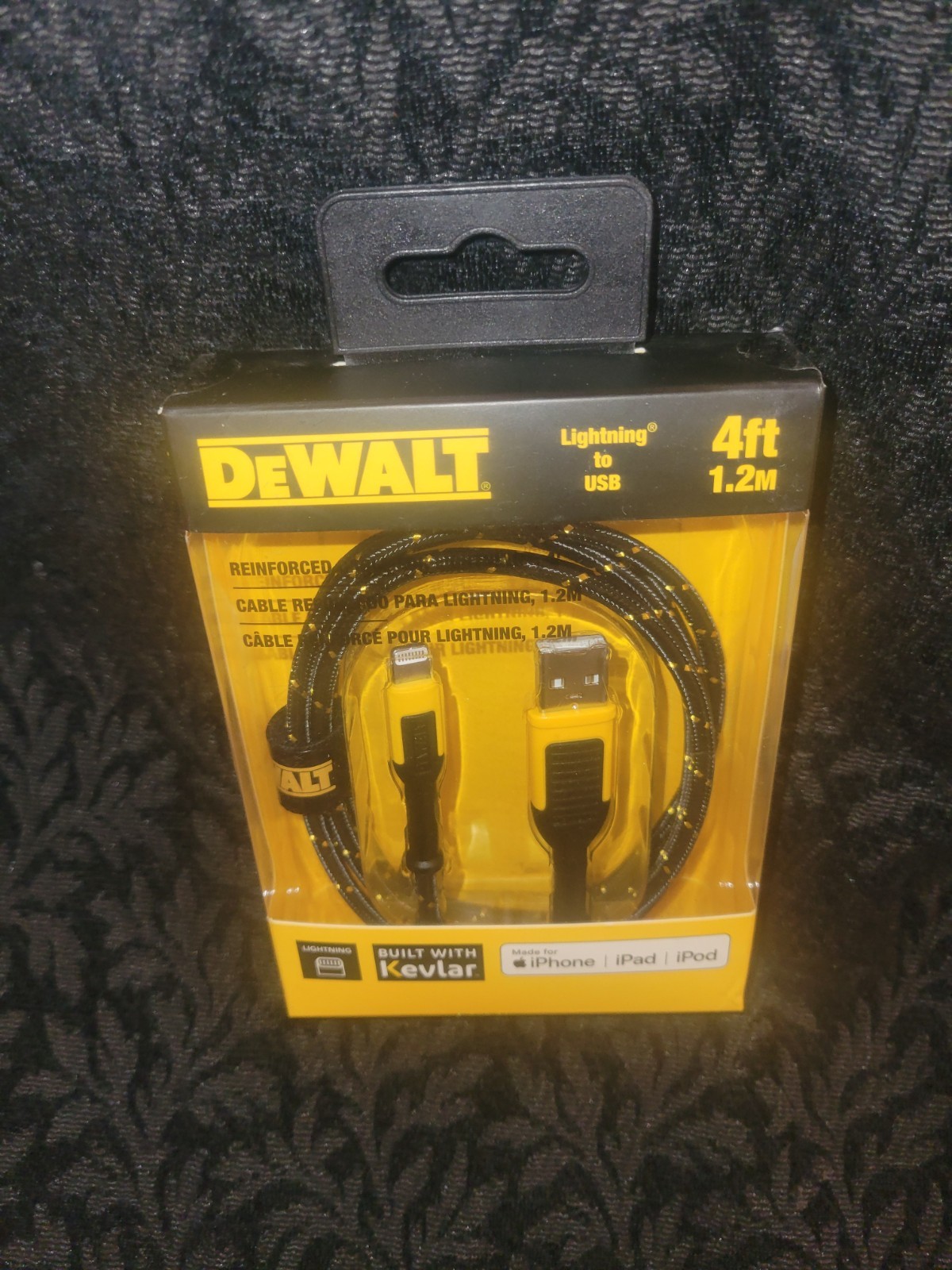 NEW DEWALT 4 ft. DXMA1311359 Reinforced Cable for Lightning to USB-C