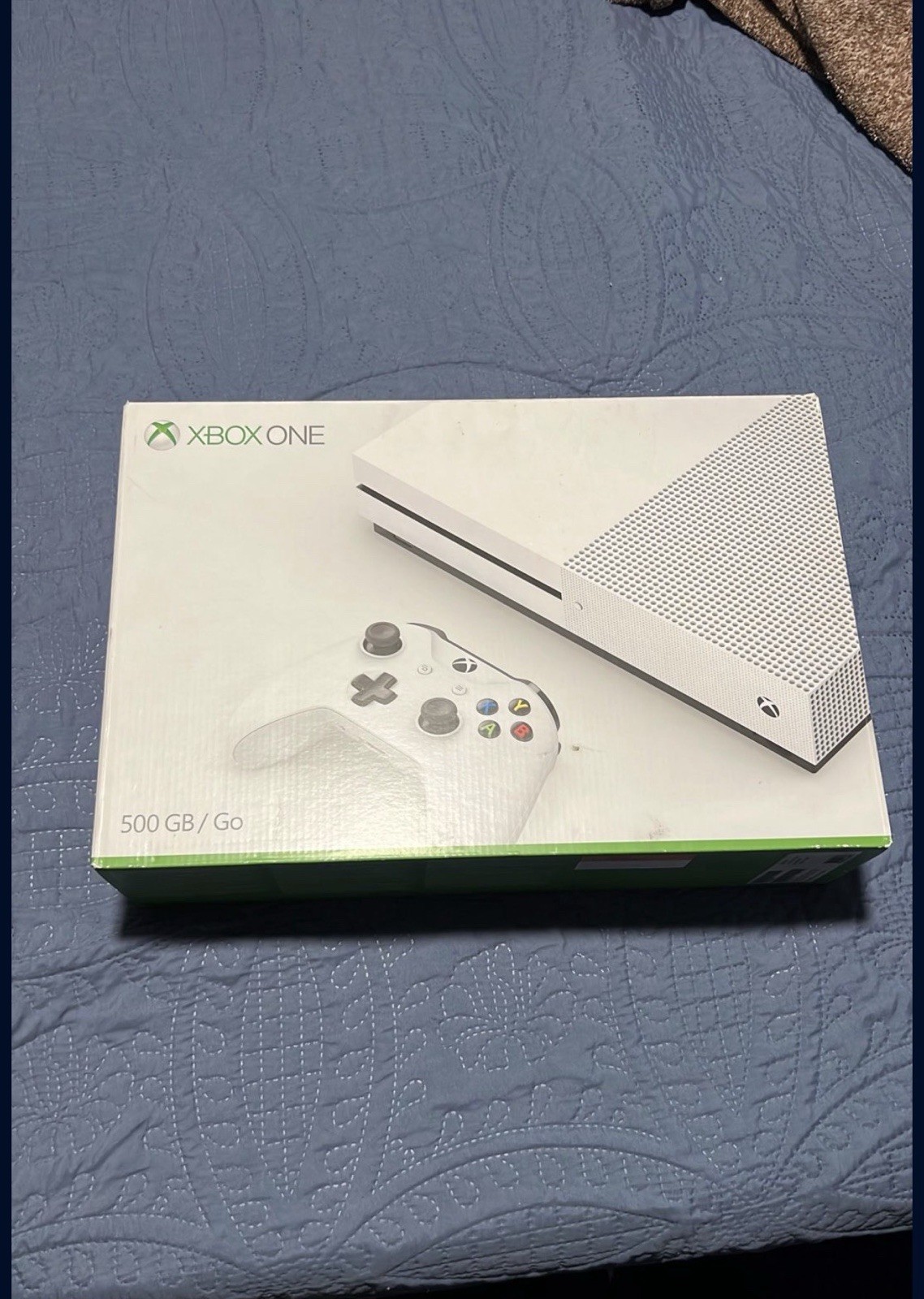 *Xbox One S 500 GB w/2 controllers & 3 games* 