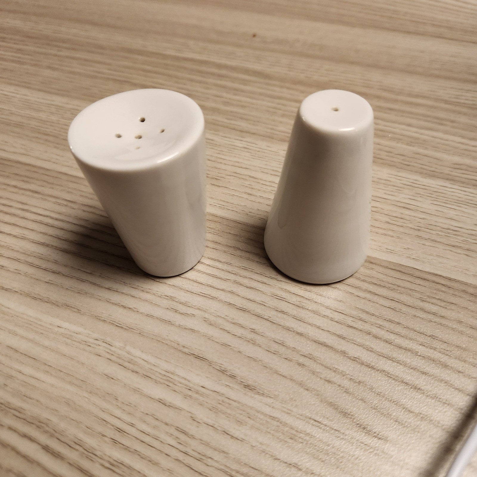 Salt and Pepper Shakers Set OS White Excellent Modern Ceramic Minimalist