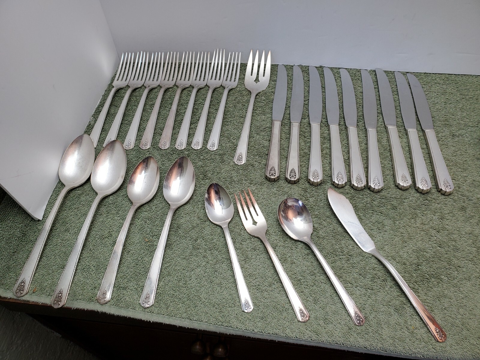 26 Pcs Oneida Community Par Plate Linda Pattern 