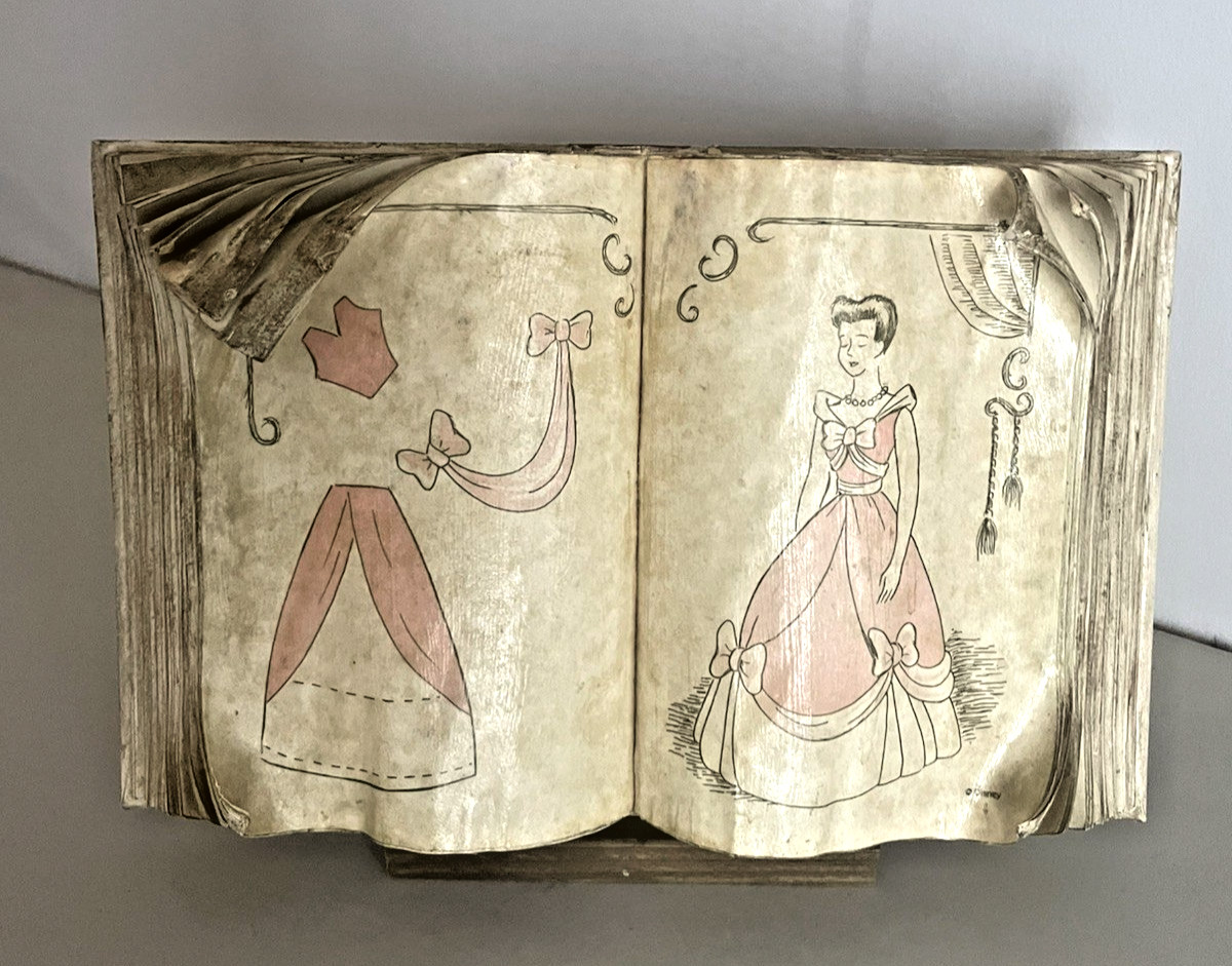 WDCC Cinderella Sewing Book Walt Disney Classics Collection With Stand 