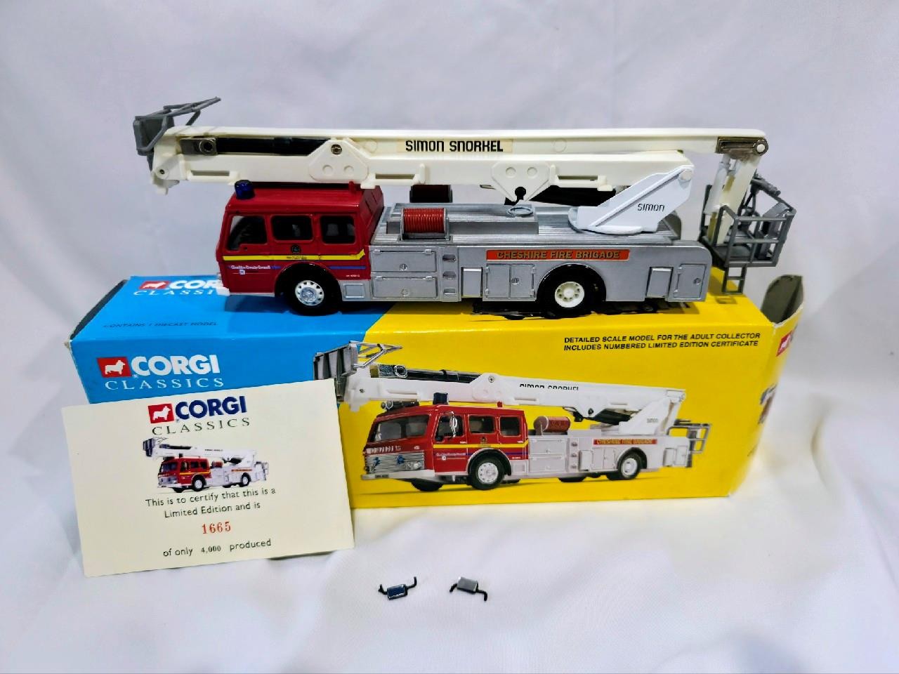 Corgi #32001 Simon / Dennis Snorkel Cheshire Fire Brigade, 1/50