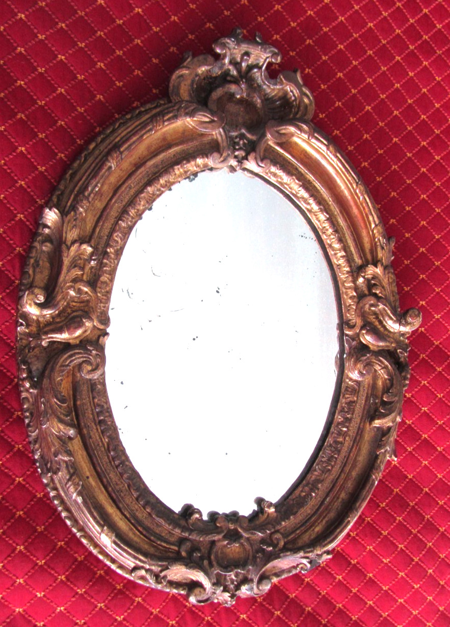 AN EPOQUE CARVED WOOD FRENCH LOUIS XV GILT  MIRROR, 18TH CENTURY.