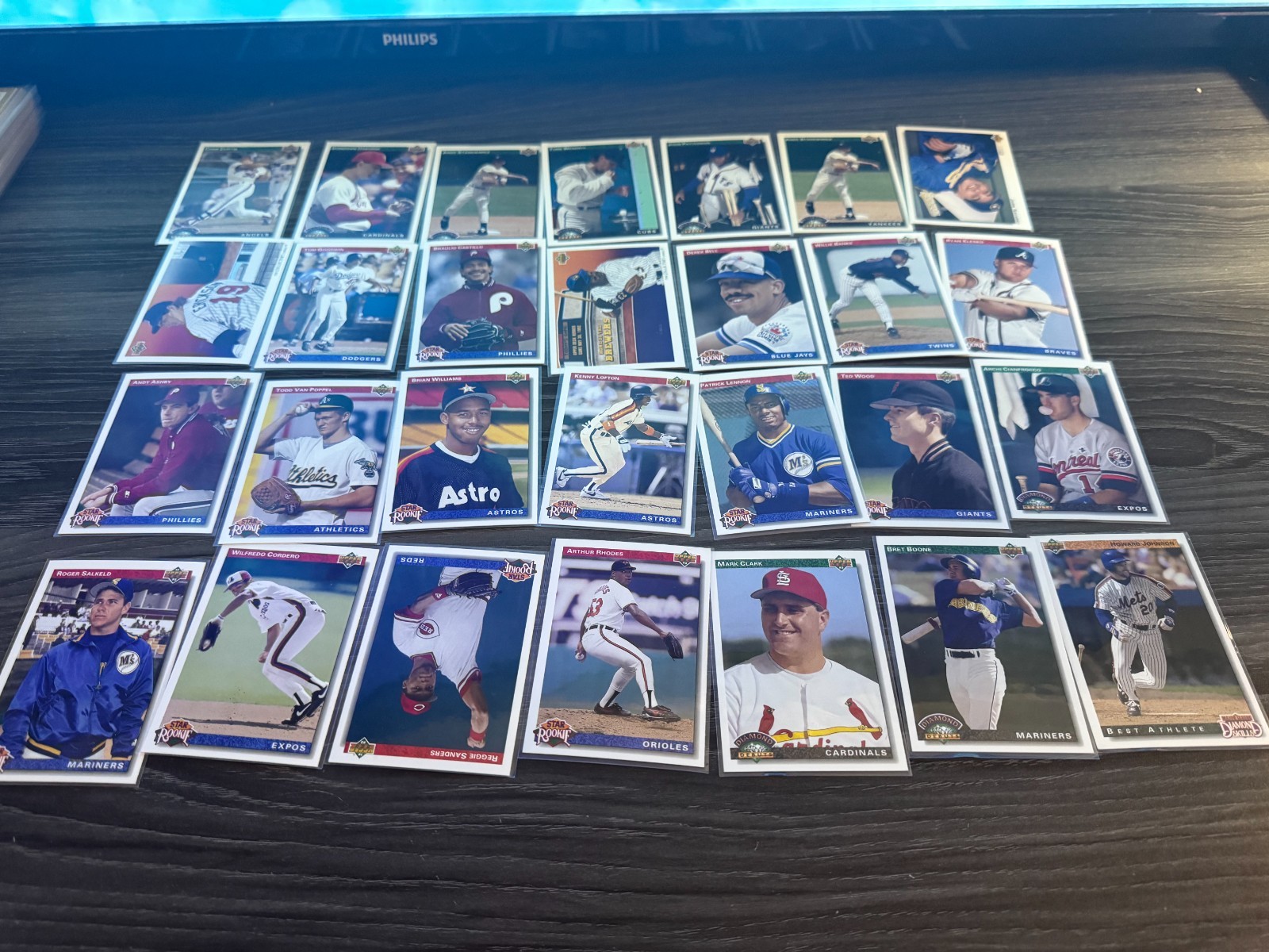 Lot of Vintage Baseball Cards(288)