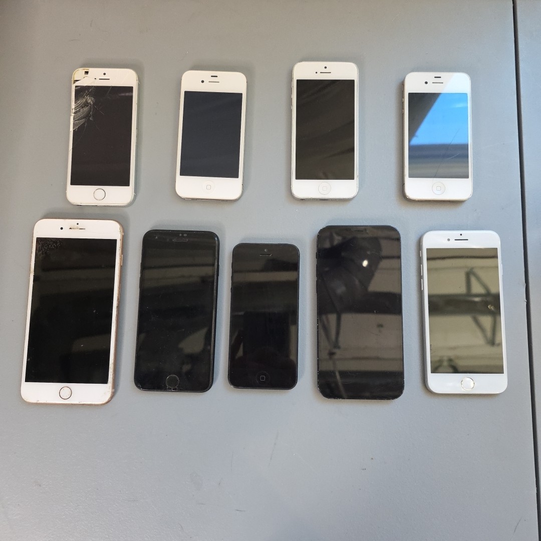 Lot Of 9 Old iPhones And iPods Untested For Parts Or Repair Only
