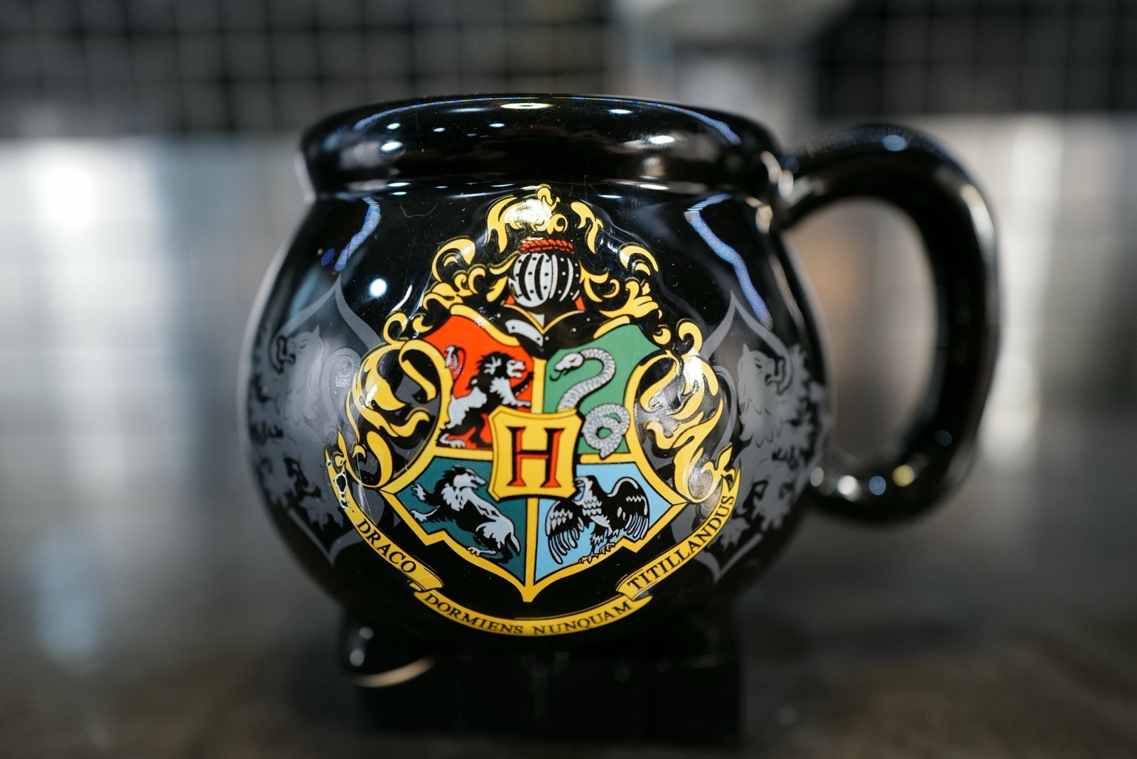 Harry Potter 23 Oz Black Cauldron Mug Hogwarts Crest Ceramic Footed Wizard Cup