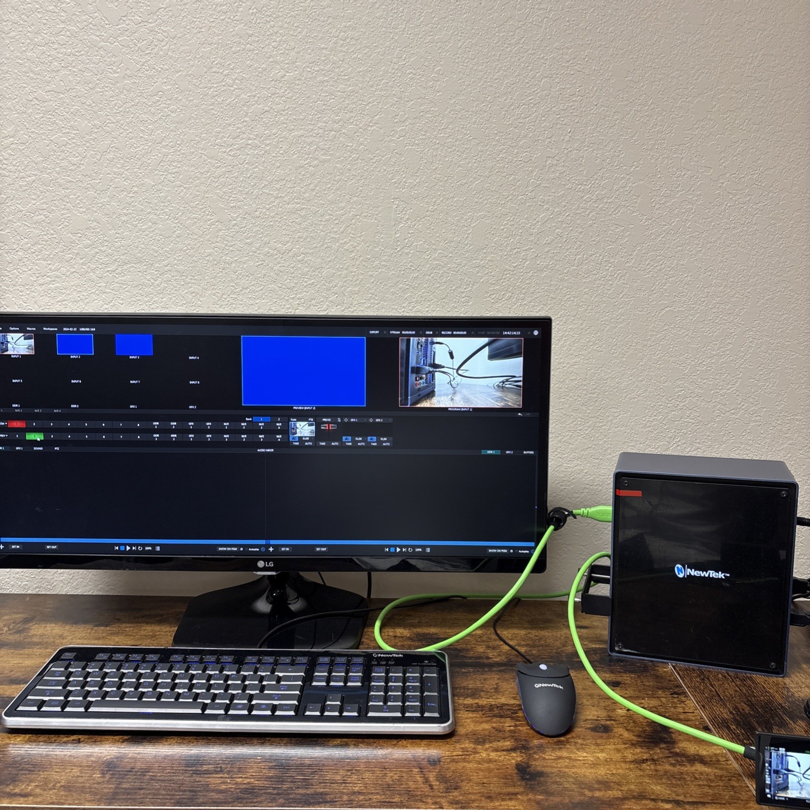 NewTek TriCaster Mini Advanced HD-4 Bundle - keyboard, 2x power supply, monitor