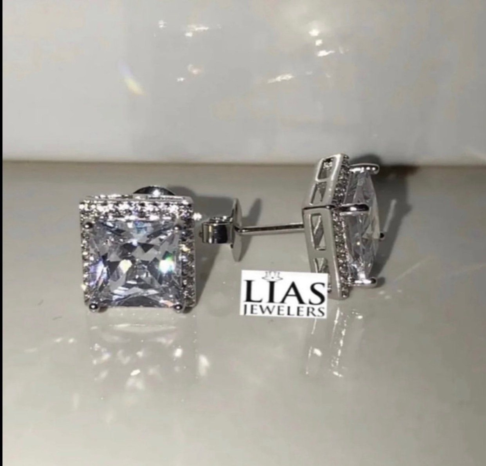 New 18k white gold studs earrings