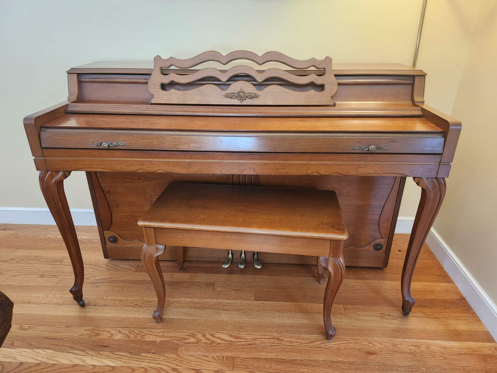 Very Good Condition Wurlitzer Piano with Piano Bench