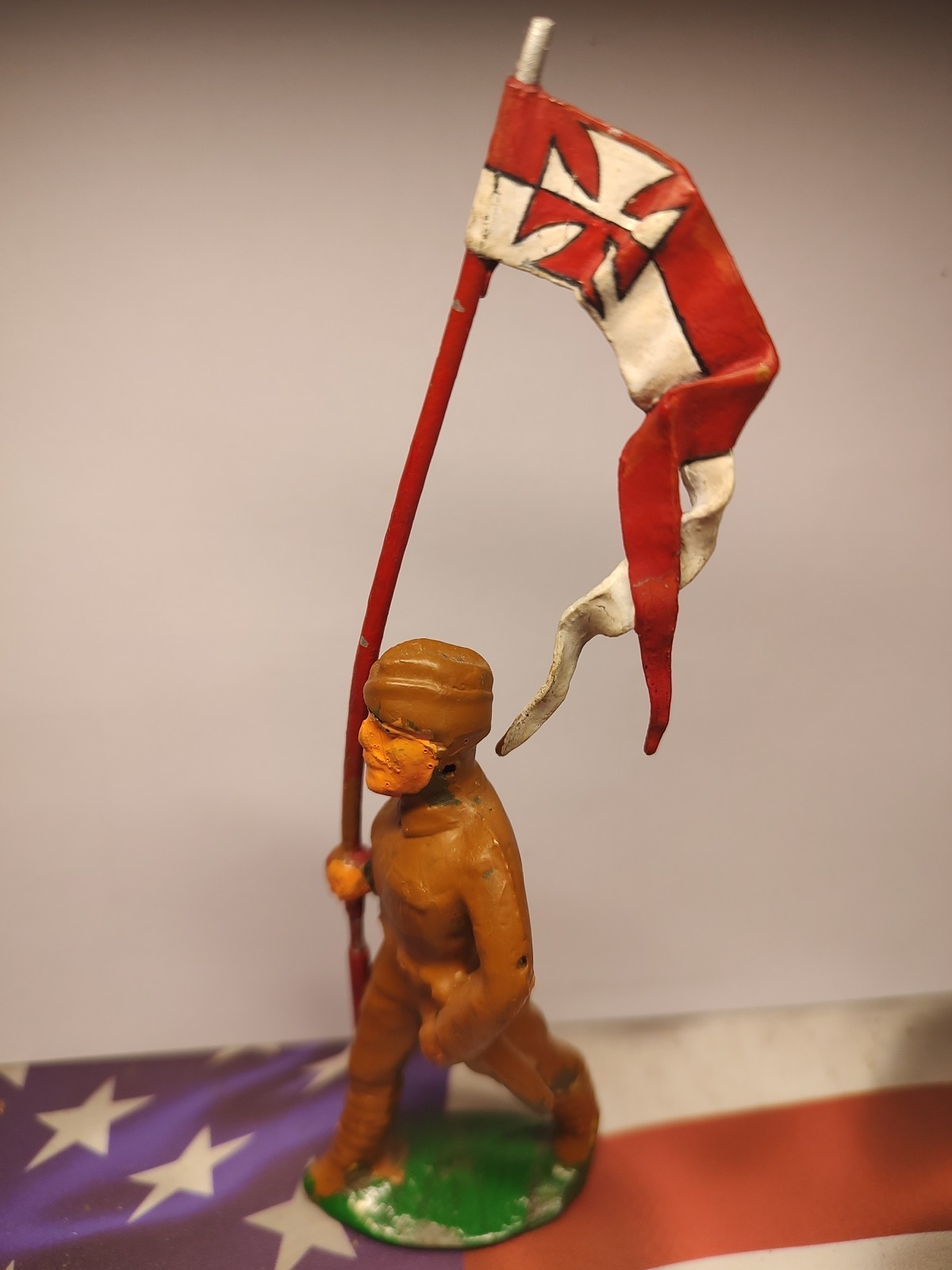Manoil Conversion Soldier W/ Flag