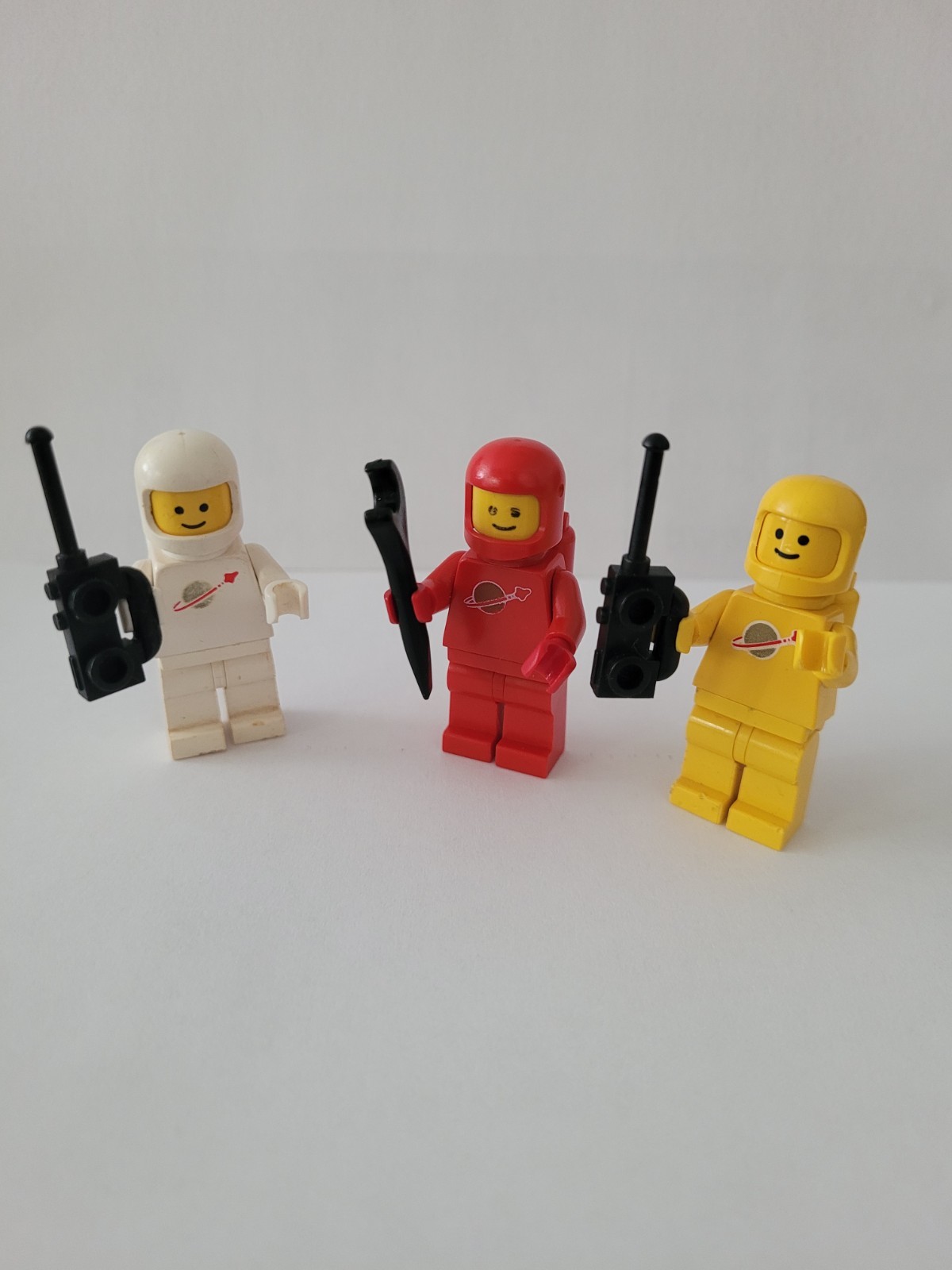 LOT OF THREE VINTAGE LEGO SPACEMEN RED YELLOW WHITE AIRTANKS TOOLS CLASSIC SPACE