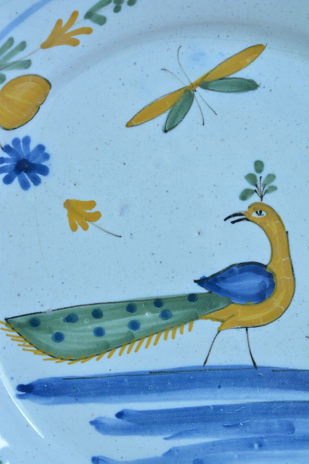 Ancienne assiette en faïence de Nevers collection N°17 Paon Papillon tertre