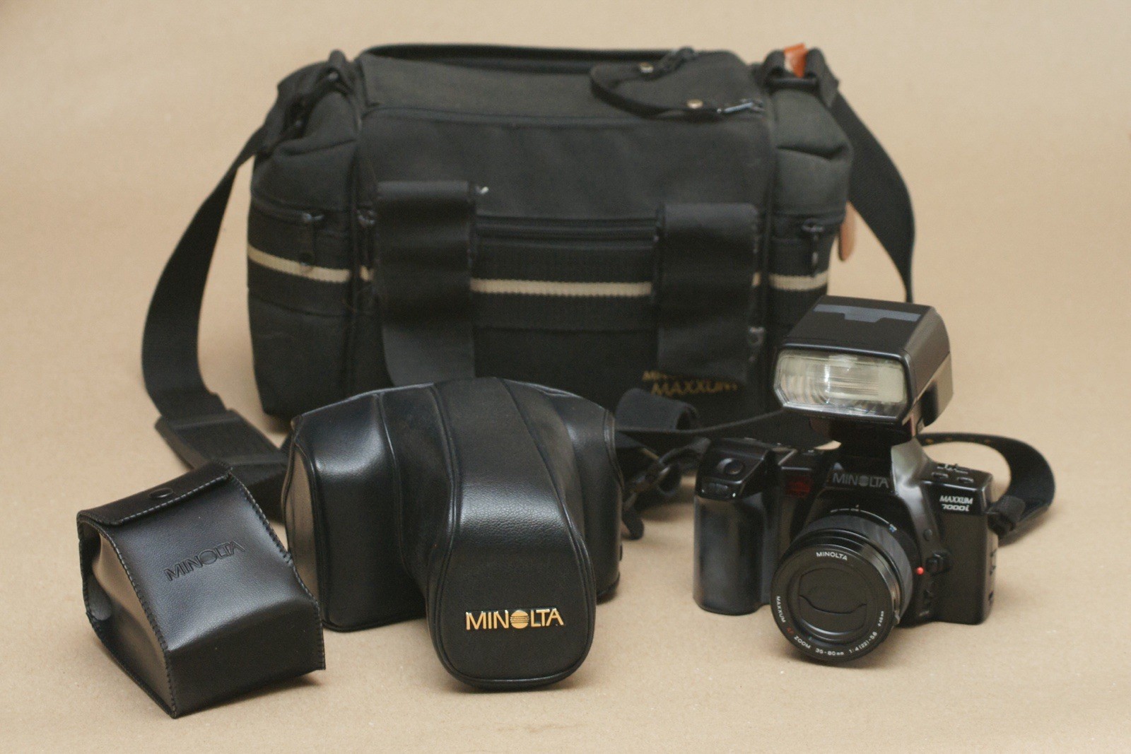 Minolta Maxxum 7000i 35mm Film Camera Bundle w/ 35-80mm Lens/Flash/Bag/Battery