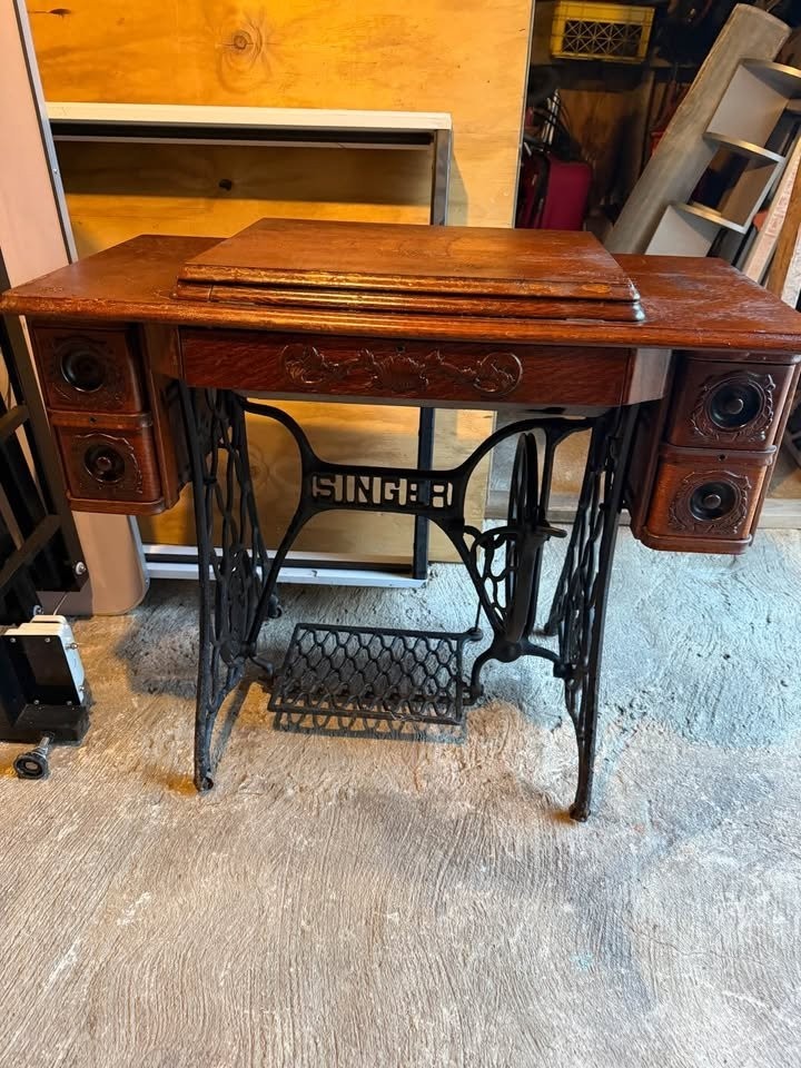 ANTIQUE SINGER TREADLE SEWING MACHINE WITH TABLE
