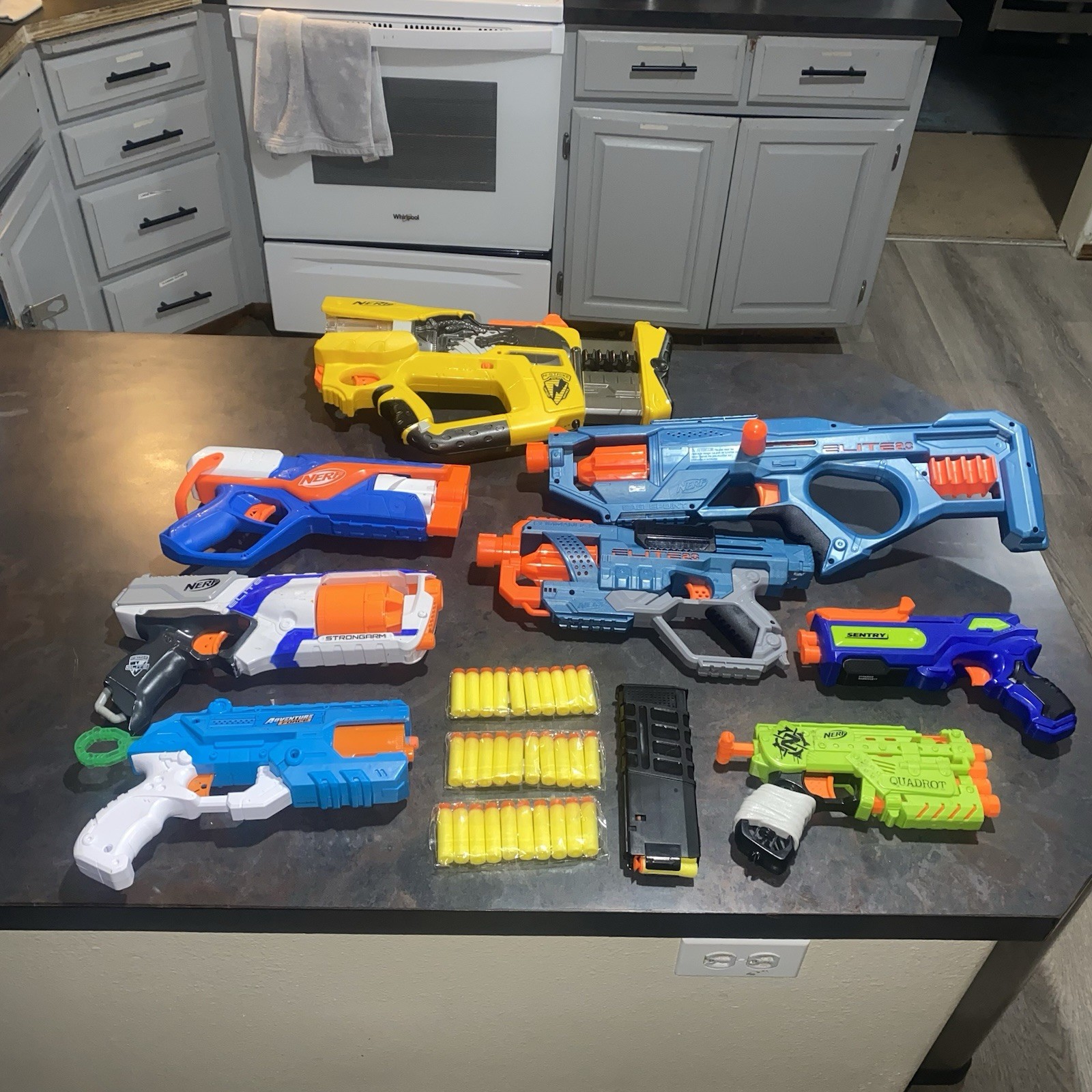 LOT OF 8 - NERF Gun Blaster - Gently Used