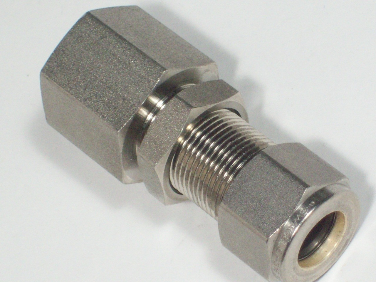 1 Swagelok Stainless Steel Bulkhead Connector, 1/2" Tube x 1/2" NPT, SS-810-71-8