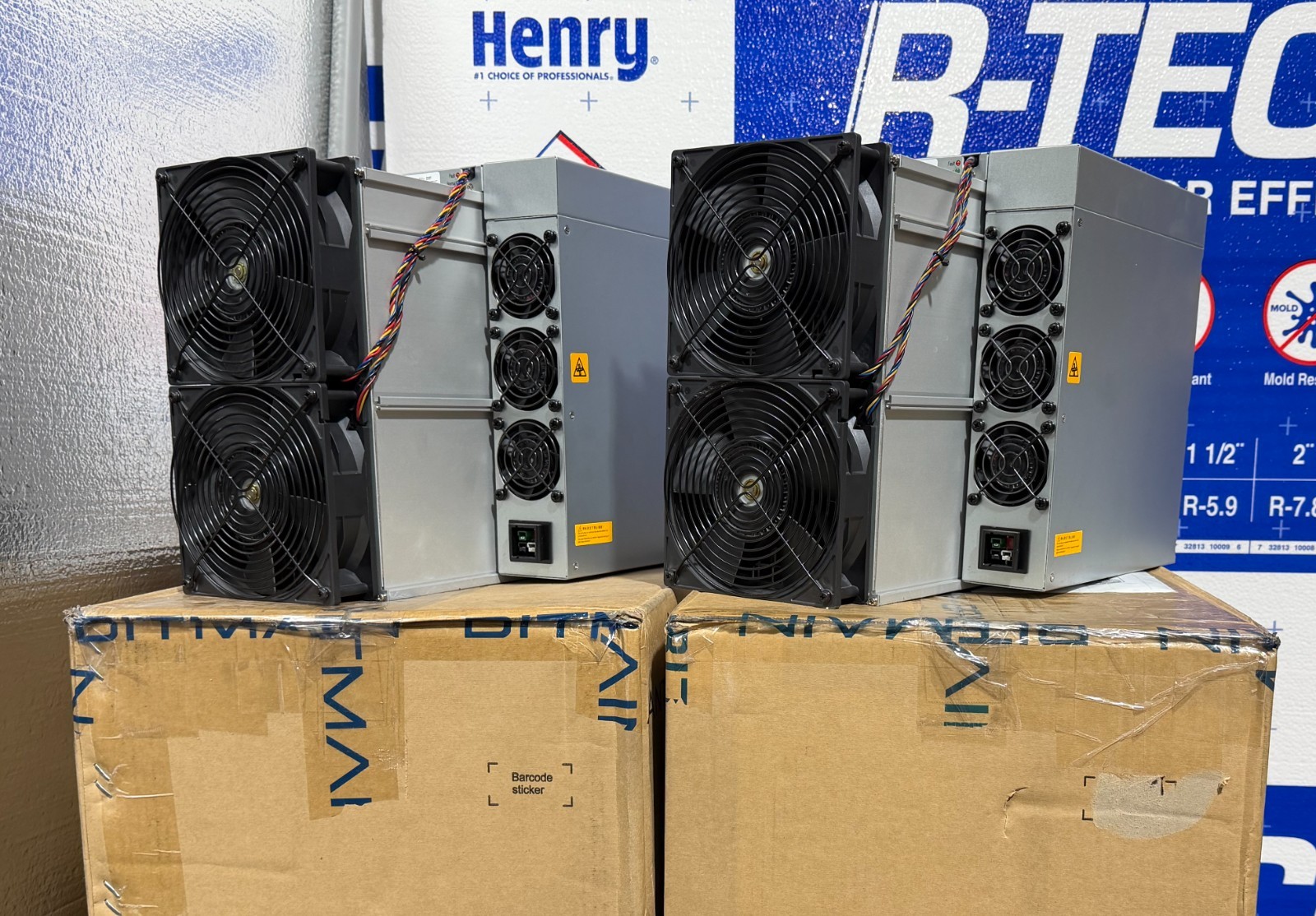 Bitmain Antminer S21+ (Plus) 235 TH 3877 W Bitcoin Miner SHA-256 Mining Machine