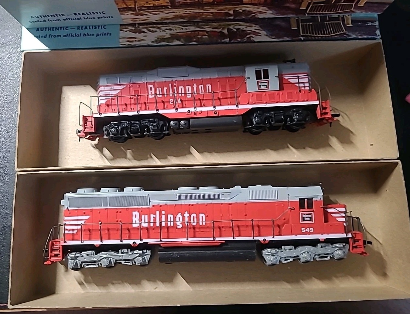 Ahearn HO Scale Burlington Locomotives  Set Of 2 #549 Powered #244 Dummy 