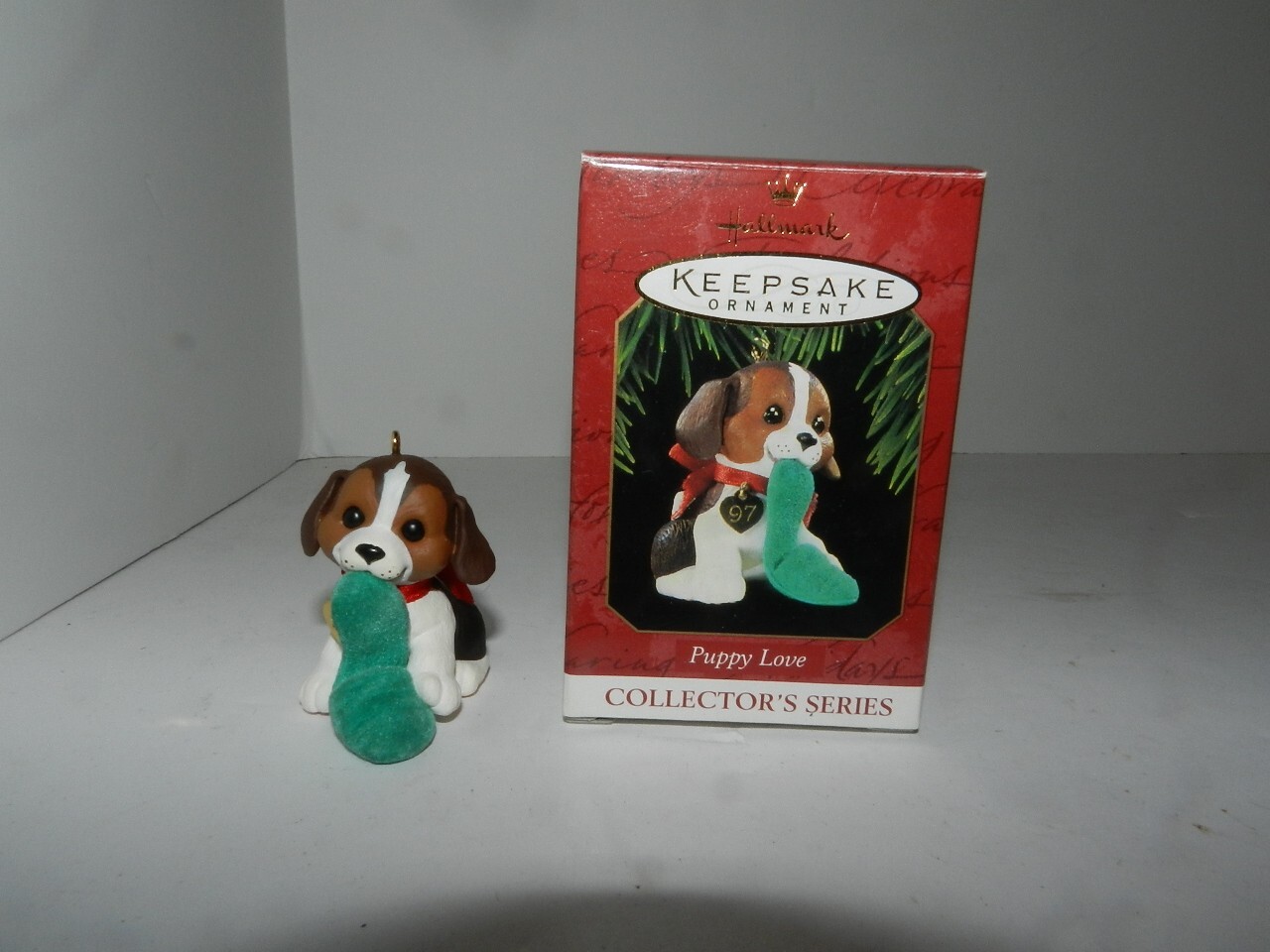 Hallmark Keepsake ornament PUPPY LOVE series #7 1997 beagle with sock