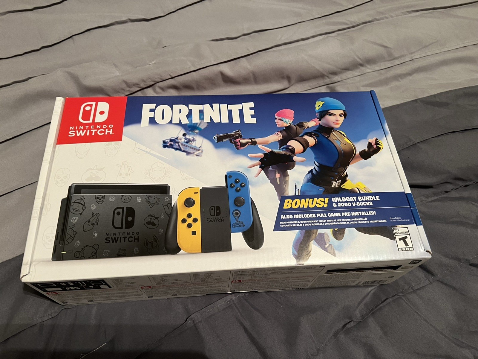 Nintendo Switch Fortnite Wildcat Bundle w/ Game +2000 V-Bucks console.With code 