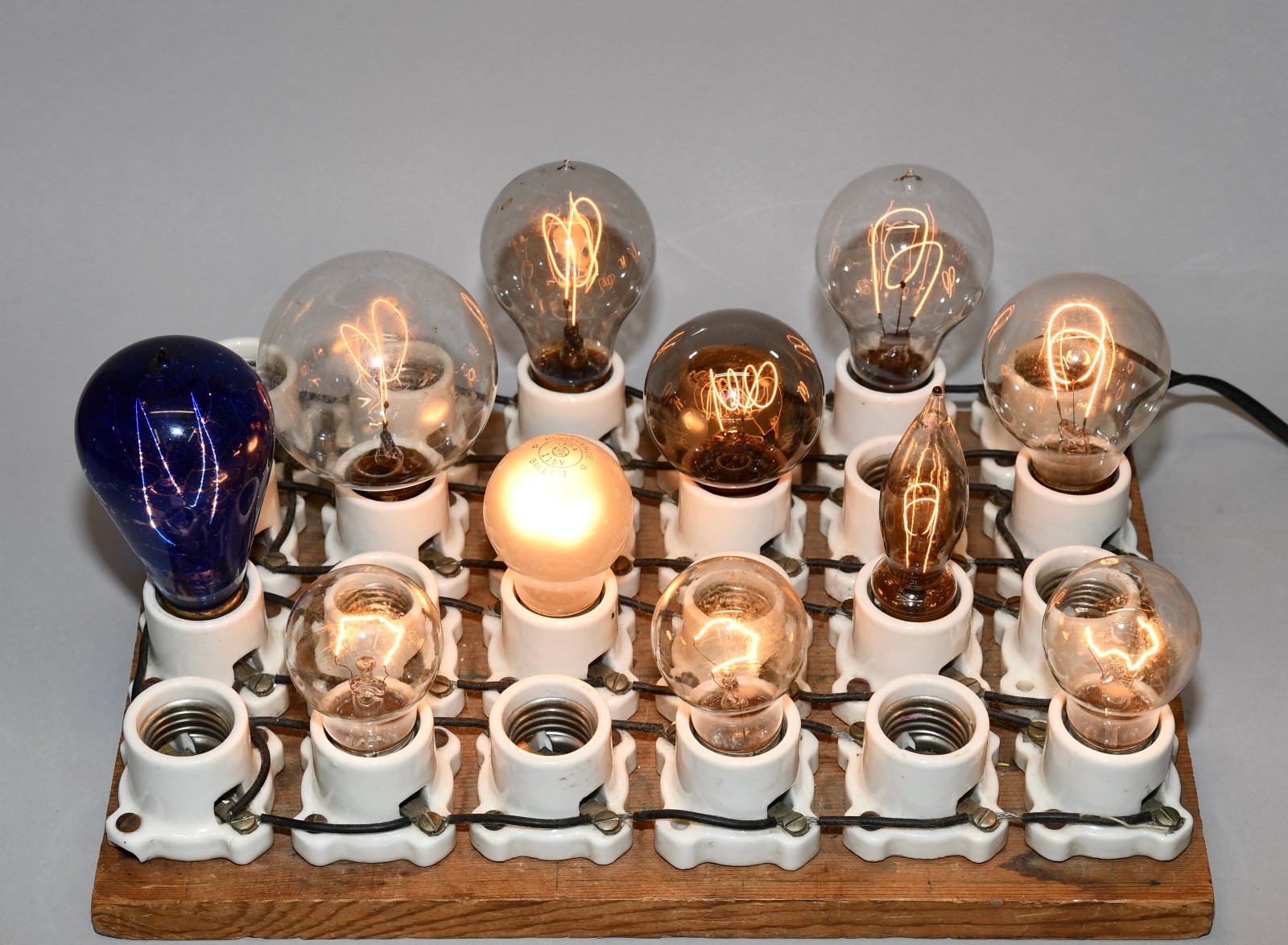 LOT OF 11 VINTAGE ASSORTMENT GLASS MEDIUM BASE E26 WORKING LIGHT BULBS!