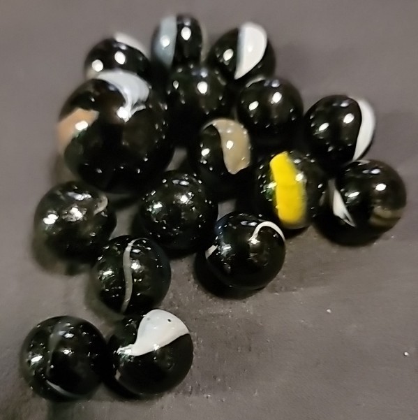 Vacor Mega Marbles Orca Or Raven Style. 15 Marbles And 1 Shooter.