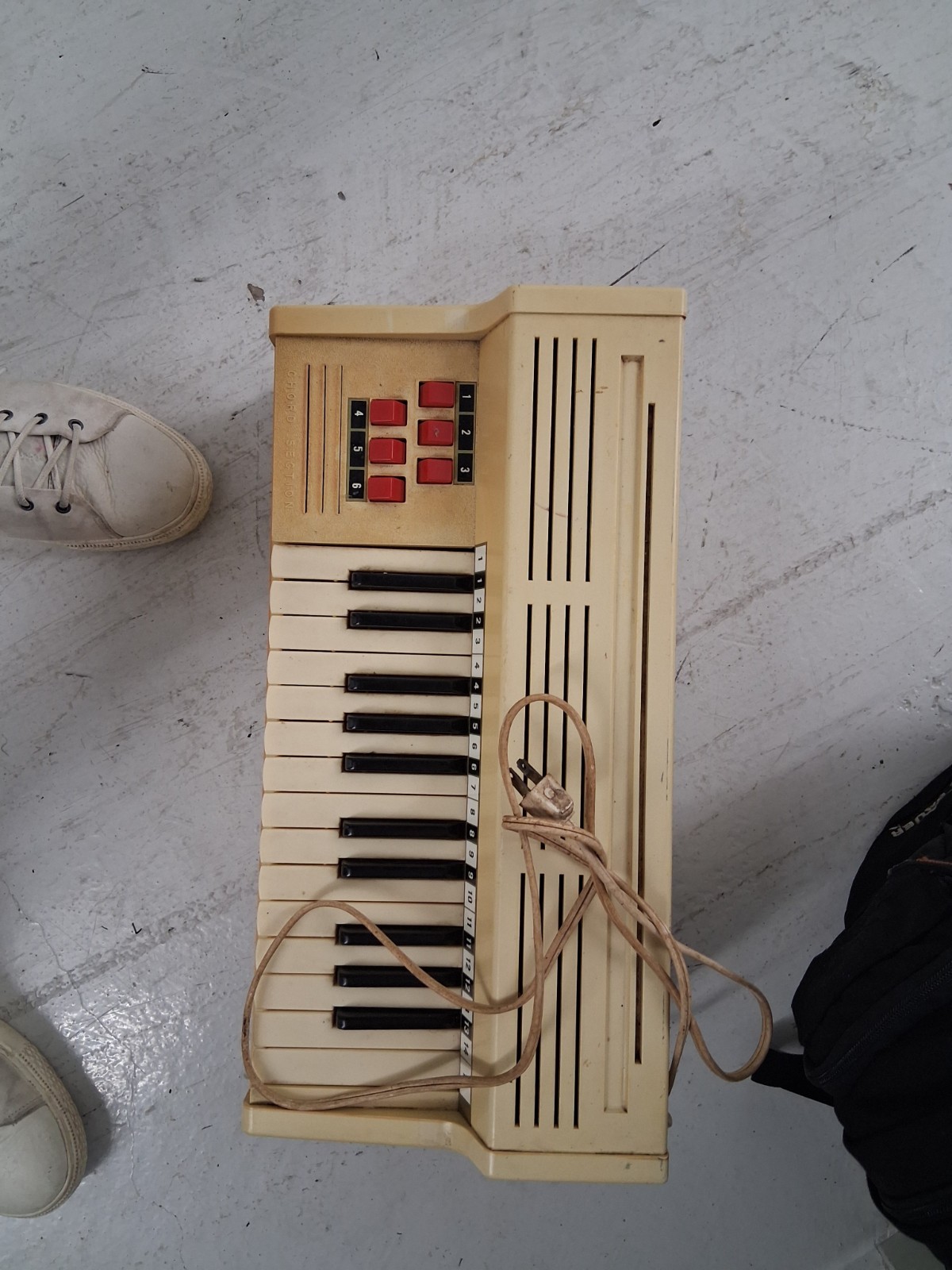 Vintage MAGNUS Portable Electric Chord Organ Model 360. Tested and Working