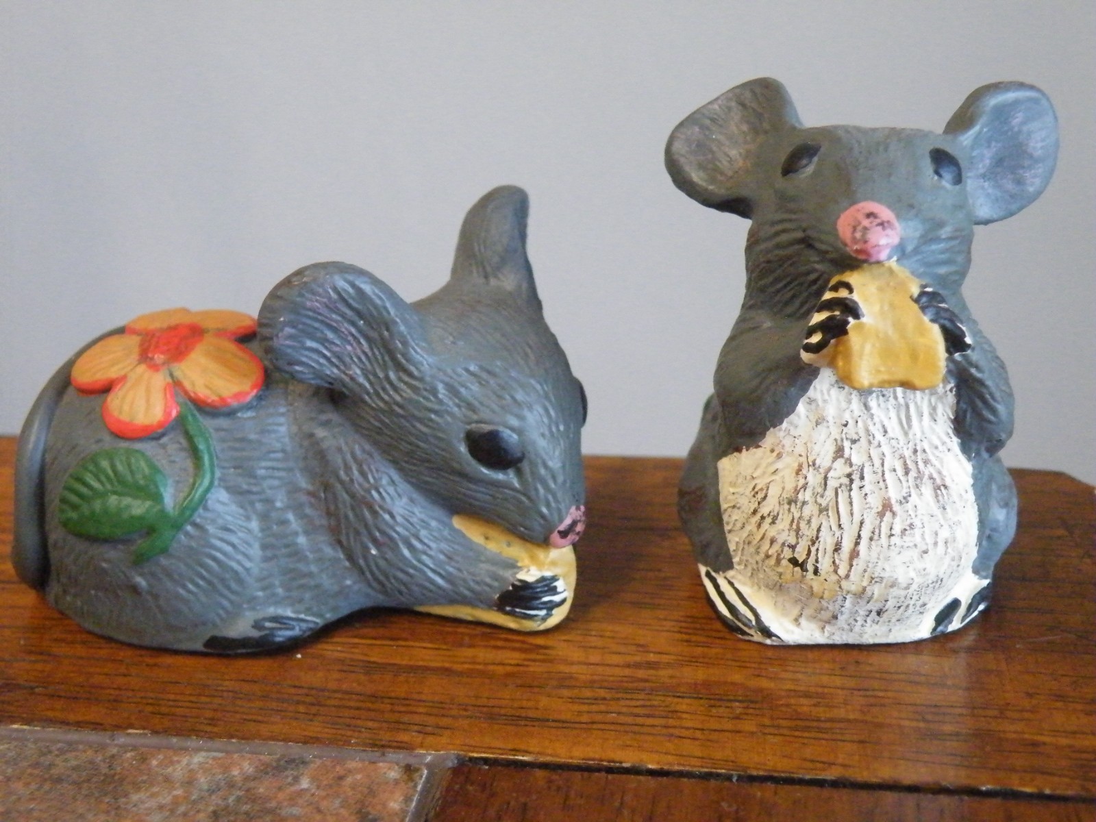 Vtg Hand Painted Chalkware Mouse Mice Figurine W/ Flower Eating Cheese FREE SHIP