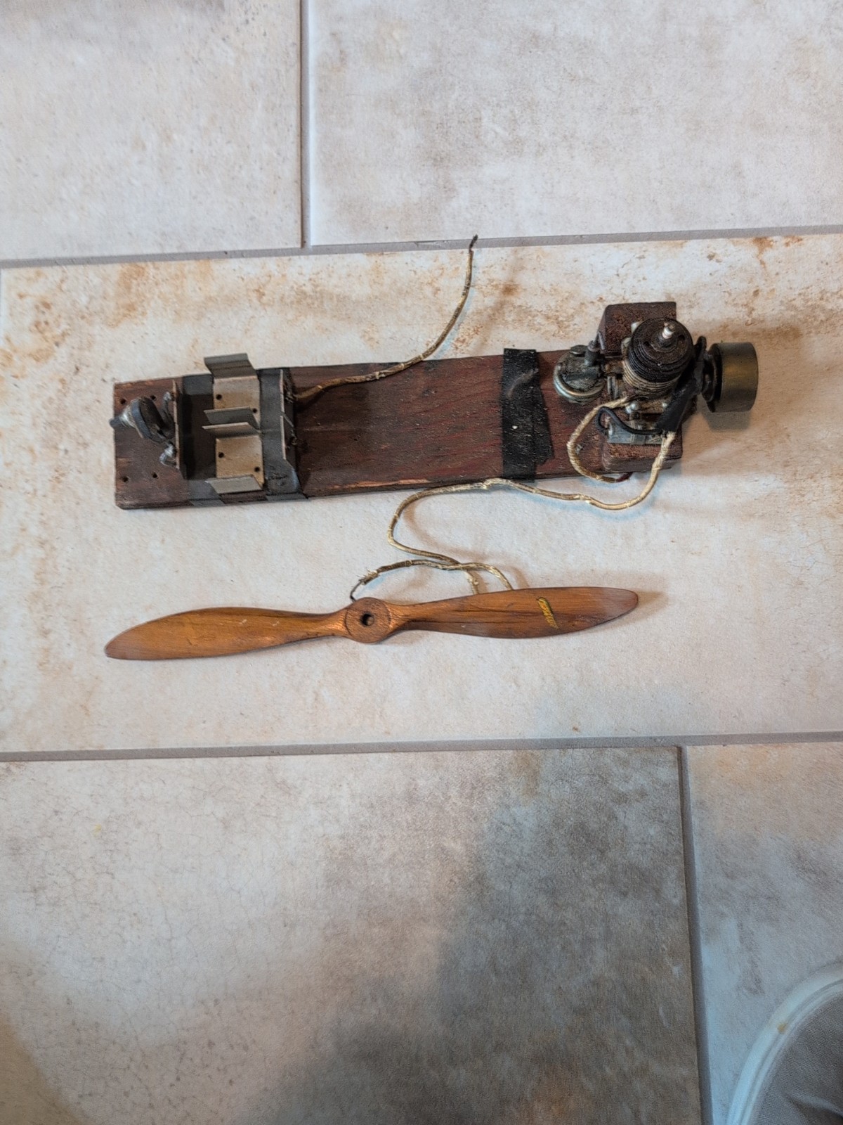 Browie 29 -By Bob Brown Spark Ignition Airplane Model Engine And Propeller