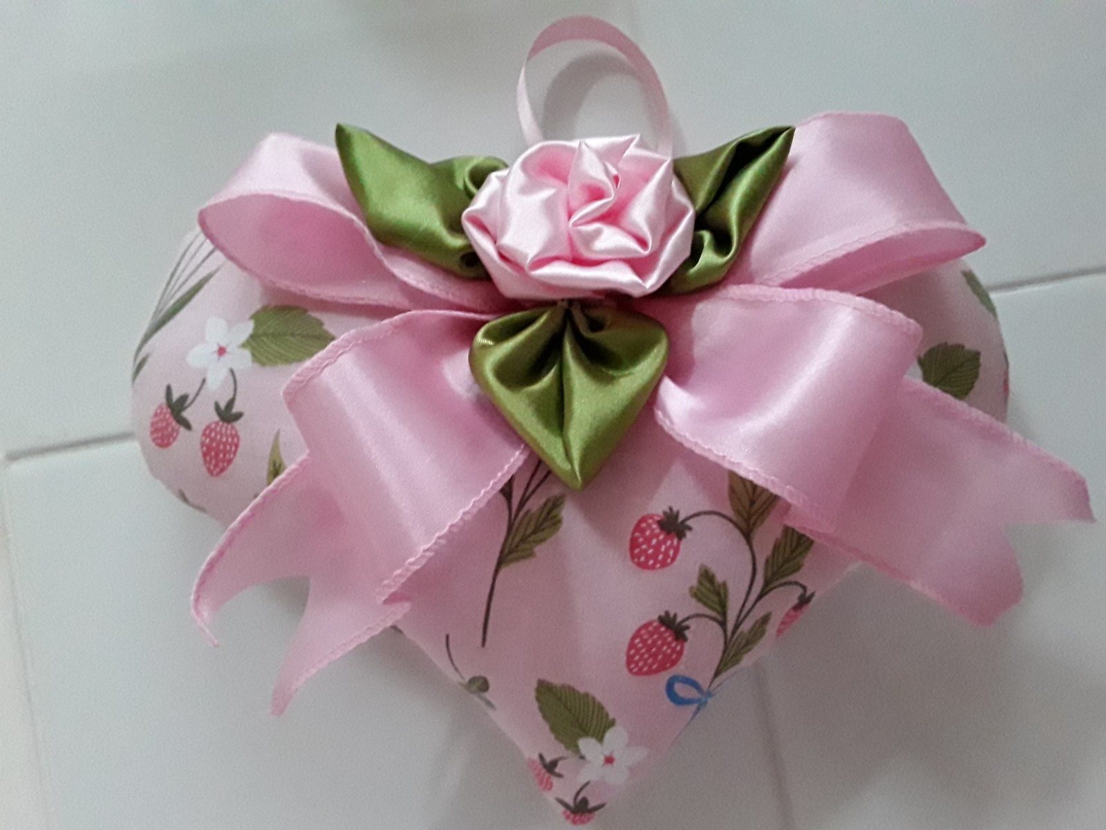 PRETTY PINK ROSES STRAWBERRIES NEW  FABRIC BIG DECORATIVE HEART ORNAMENT