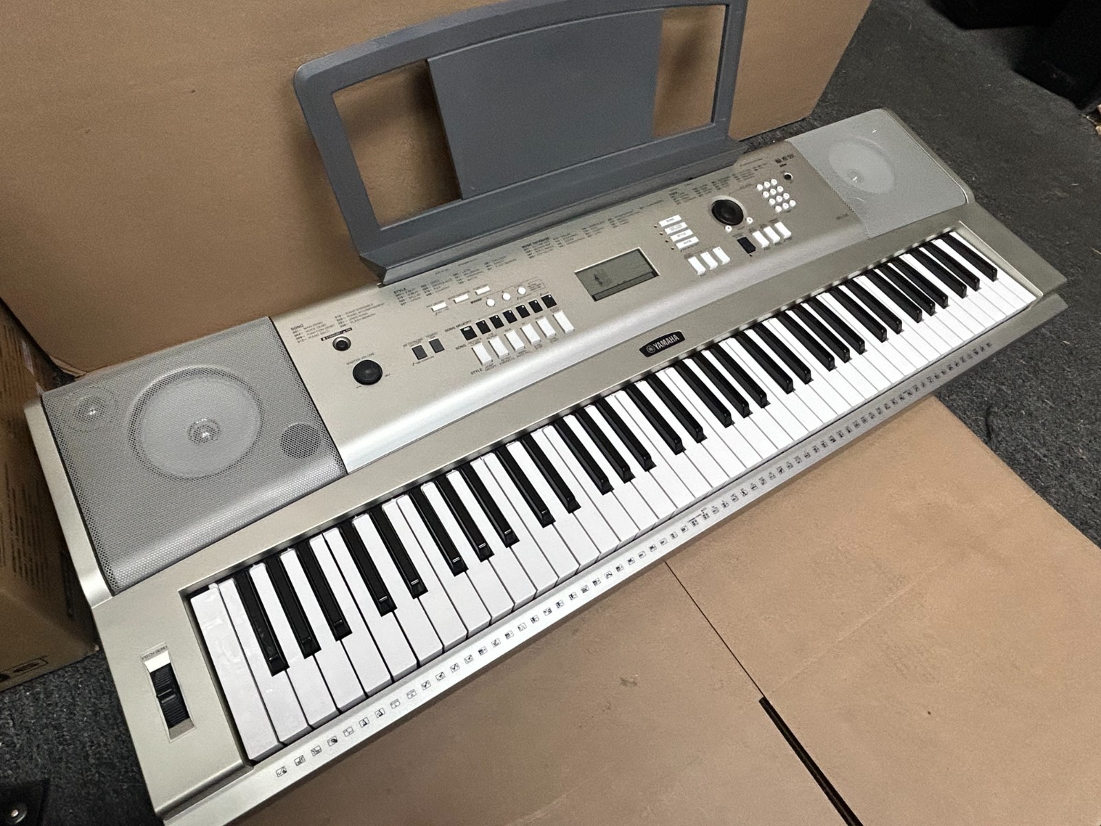 Yamaha Ypg-235 76 Piano Keyboard with Charger