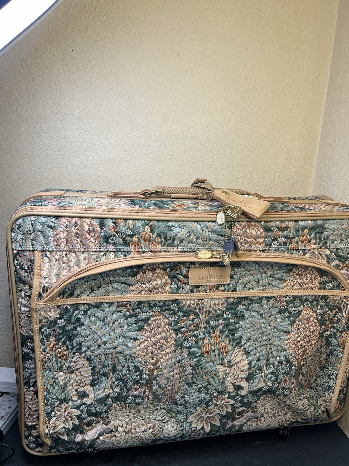 Atlantic Vintage Floral Suitcase Collection Travel Luggage 🧳