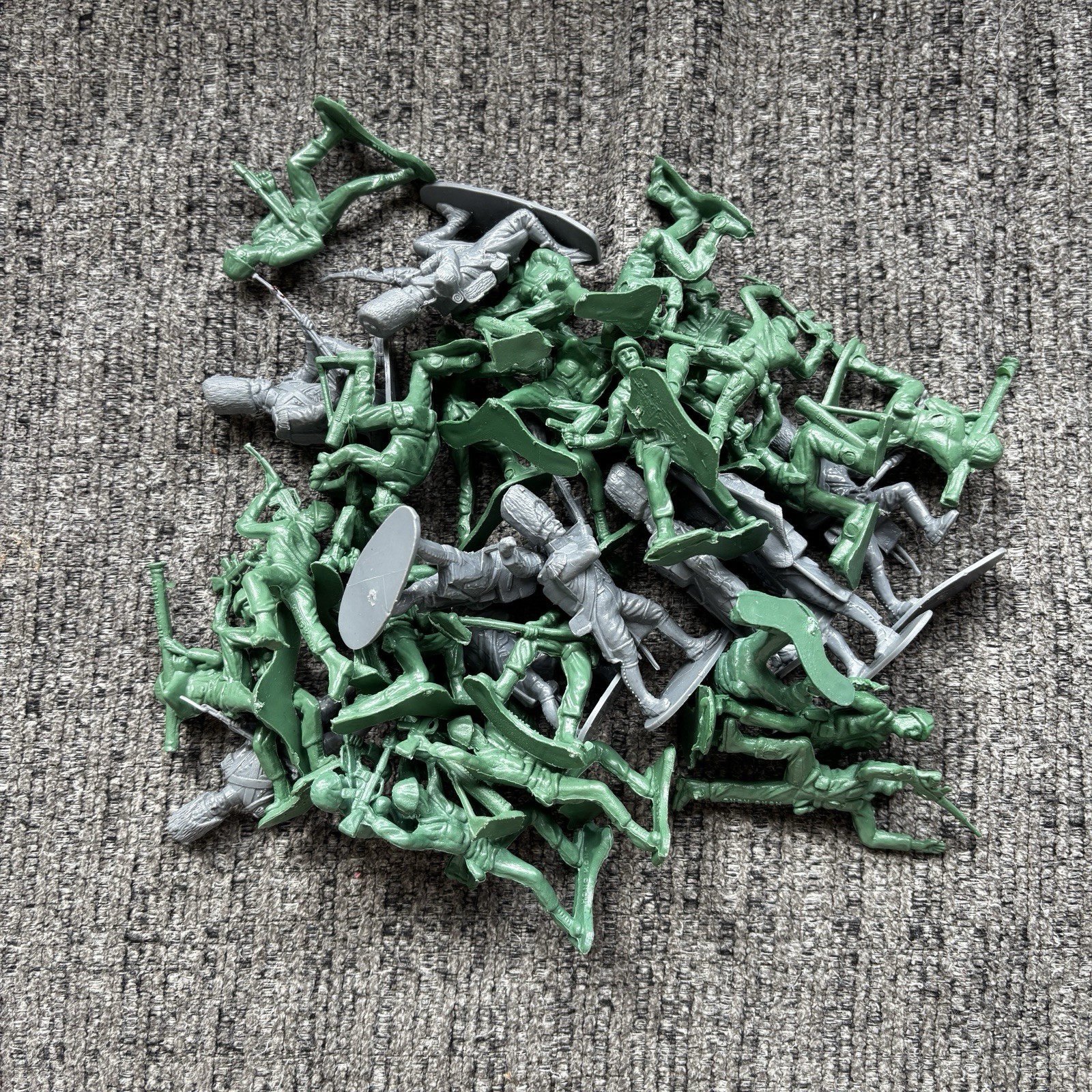 35 Green Army Men Toy Soldiers Plastic Military MIXED LOT Figures Older Vintage