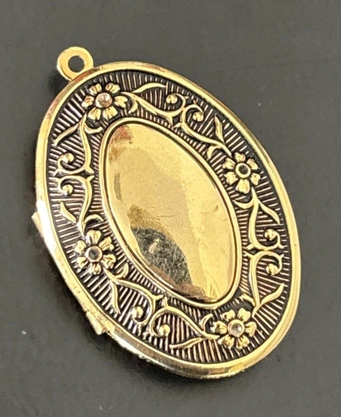 Vintage Gold Tone Oval Locket Pendant – Engraved Floral – Antique 