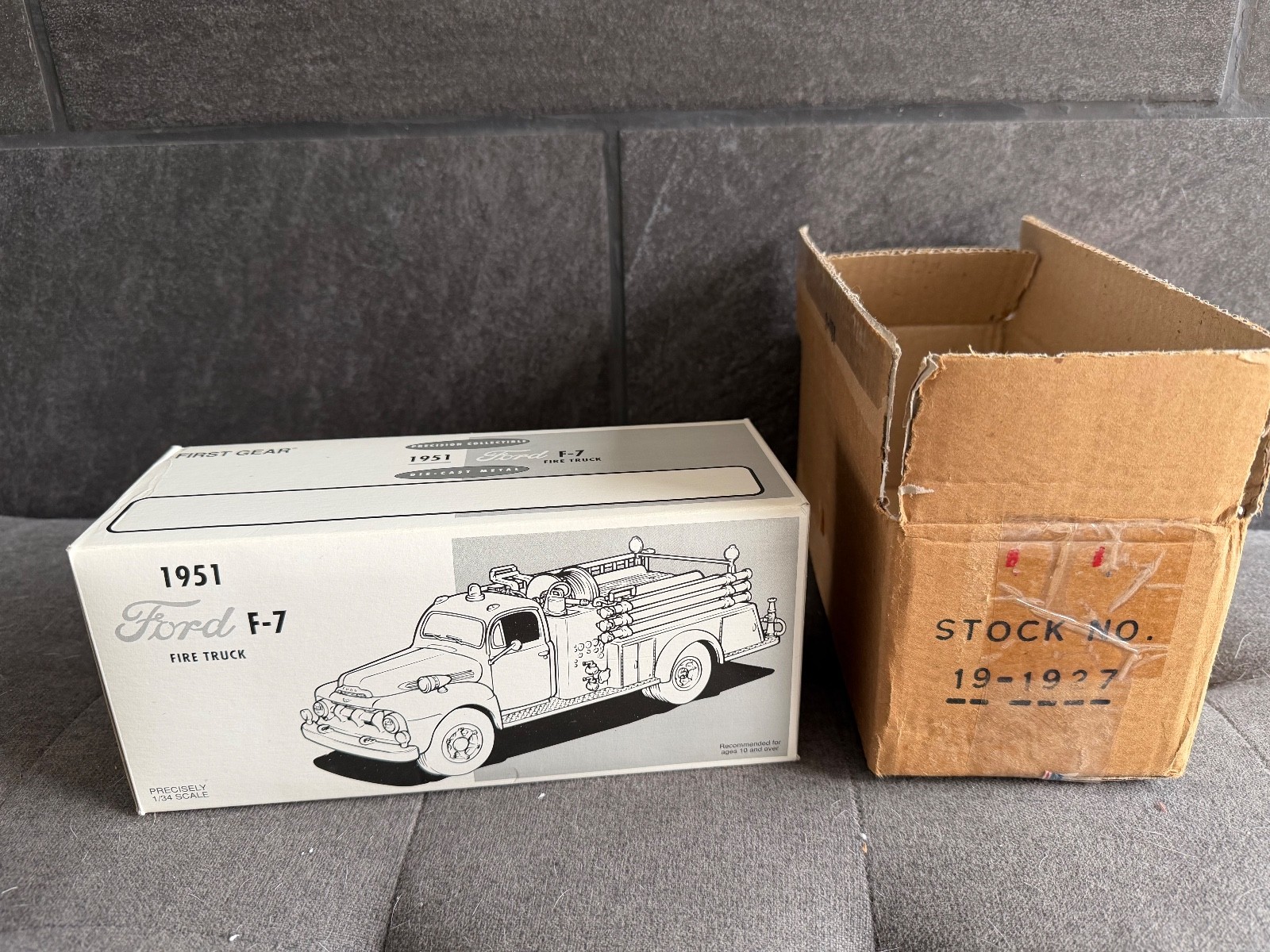 First Gear 18-1928 1951 Ford F-7 Fire Truck Pumper Skelly NIB Mint