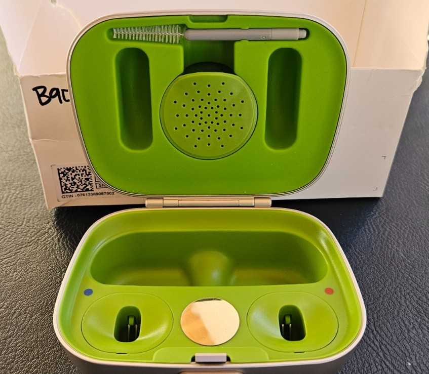 Phonak Hearing Aids Charger Case - Green model 075-0111-111