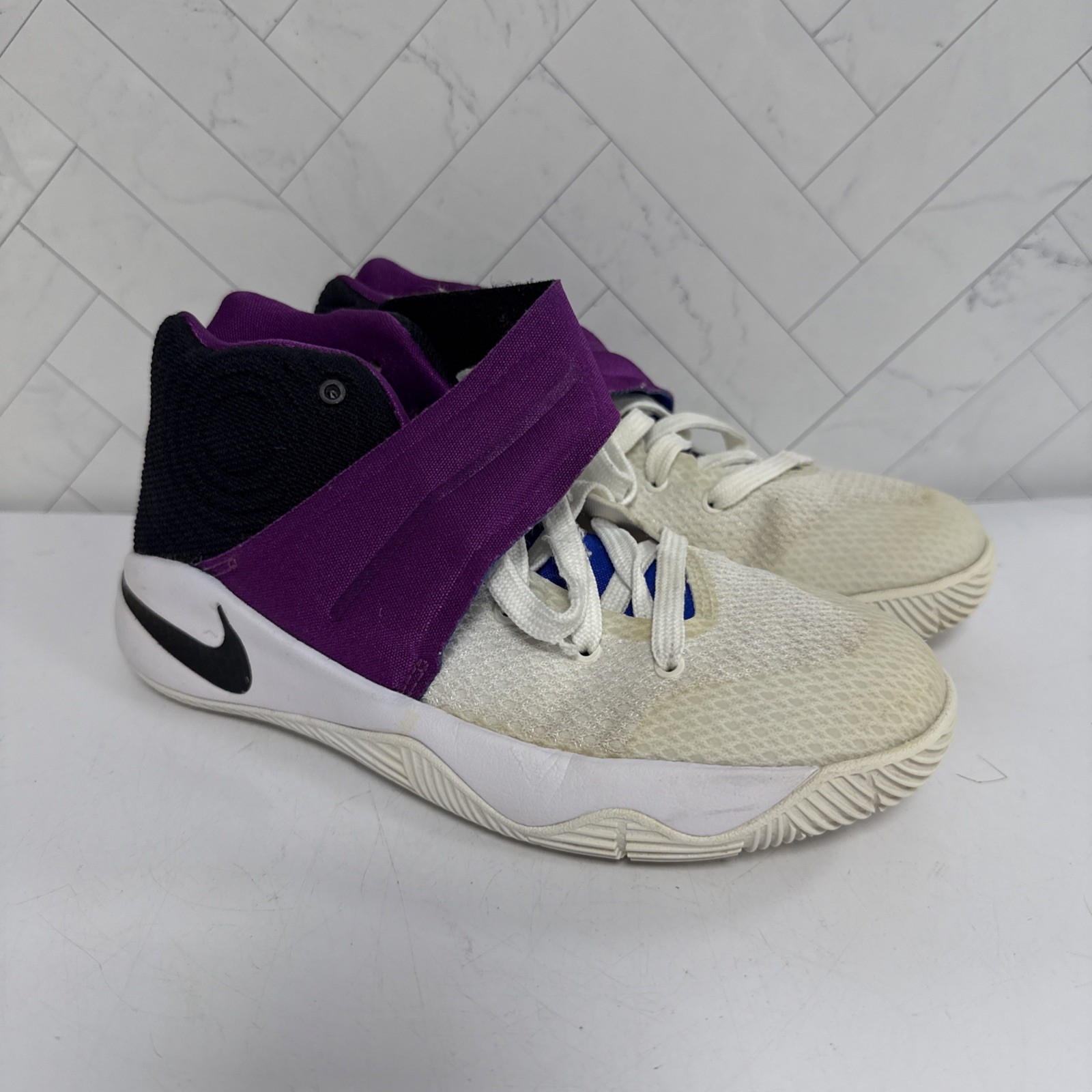 NIKE KYRIE IRVING 2 Girls Size 3.5Y White/Bold Berry 826673-104 White Purple