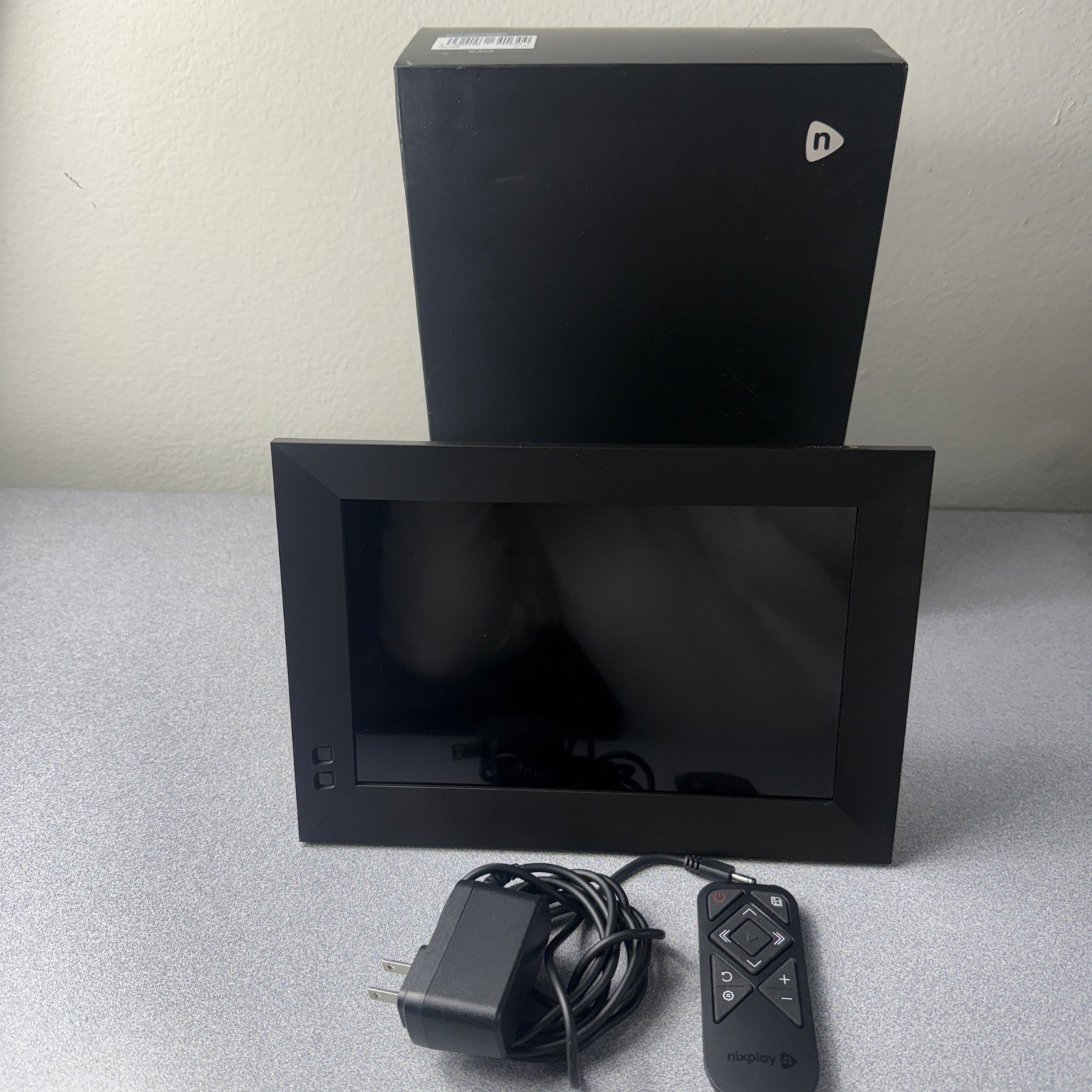 Nixplay Smart Photo Frame WIFI  10.1”, Wall Mount Or Free Standing 