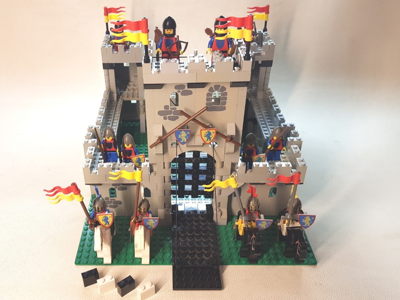 LEGO 6080 King's Castle 1984 Lion Knights Castle Lion 100% Complete 6080-1