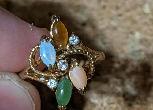 VINTAGE GOLD TONE 4 GEM 3 RHINESTONES MULTICOLORED RING SIZE 5 / WRONGWAY052