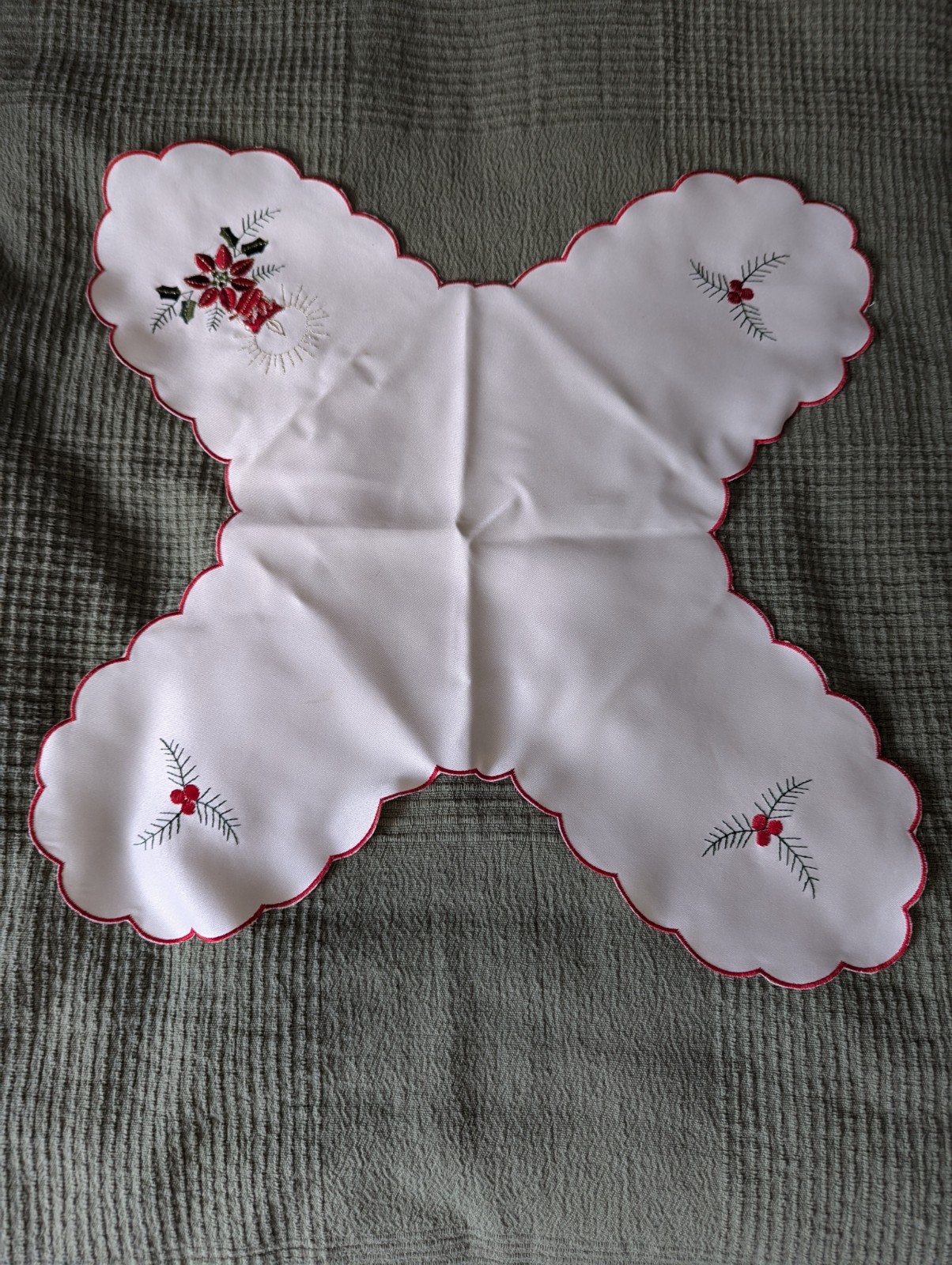 Cloth Linen Basket Bread/Roll Liner, Embroidered Flowers Scalloped Edges Vintage