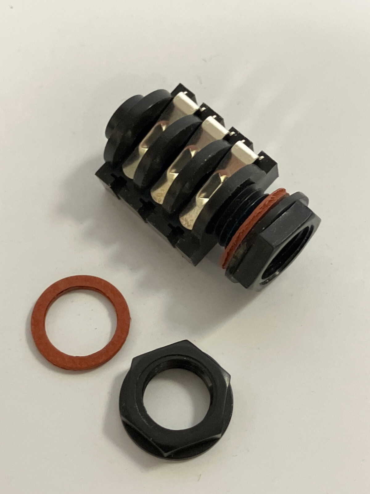 Phone jack, stereo 6.35mm plastic horizontal mount.  Solder lug. 100 pcs