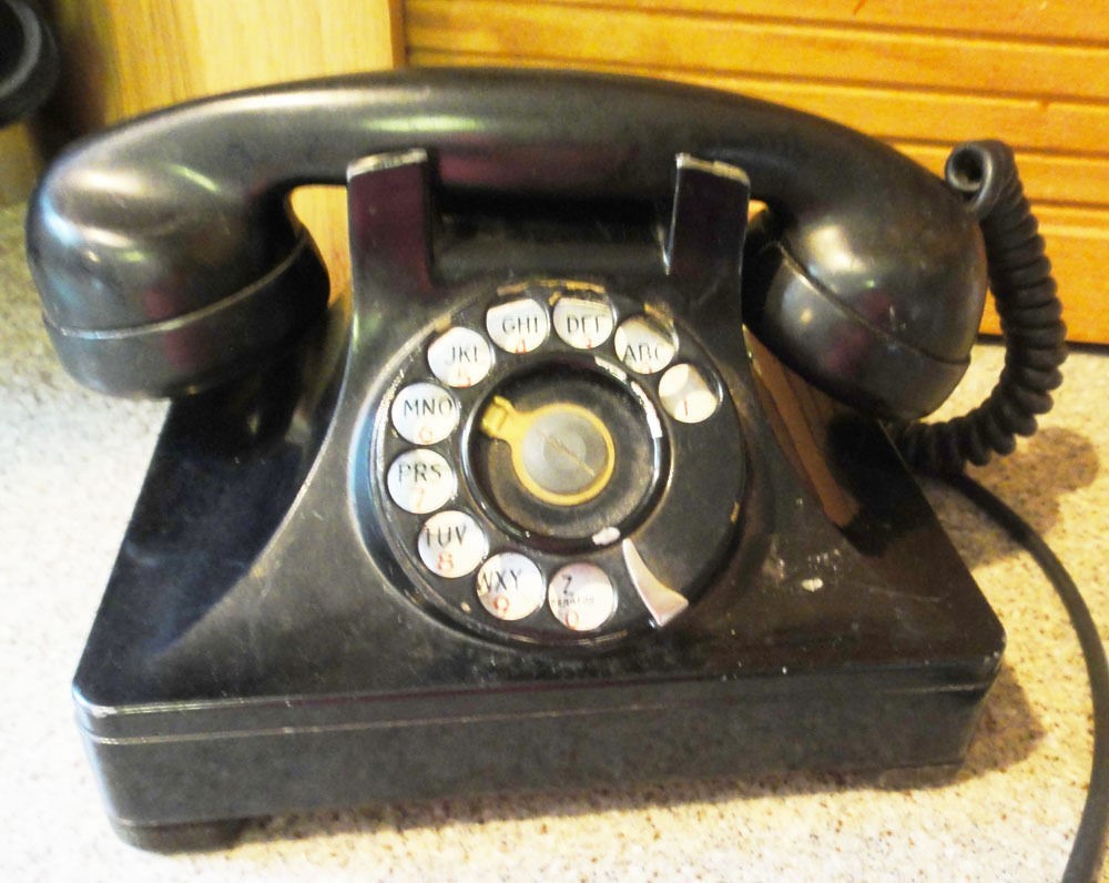 antique DIAL TELEPHONE BLACK plug is converted 