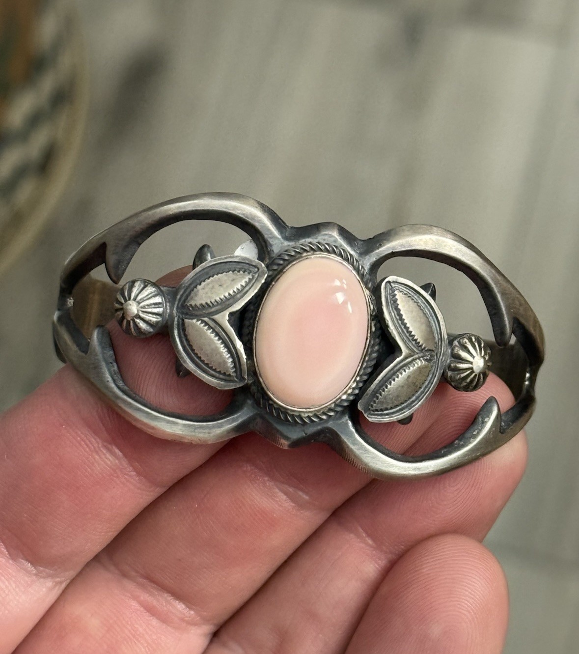 STERLING SILVER NATIVE NAVAJO SIGNED NWT PINK CONCH CAST CUFF BRACELET .925