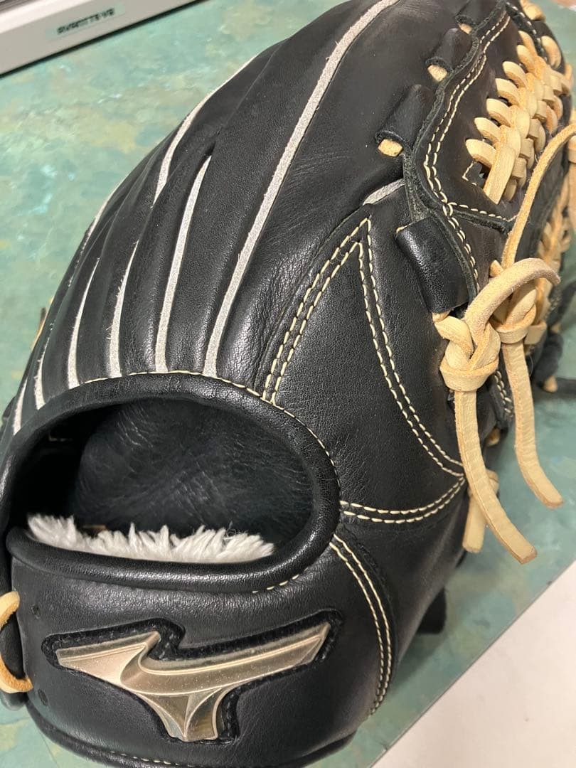 Mizuno Softball Glove Global Elite RG for right-handed thrower